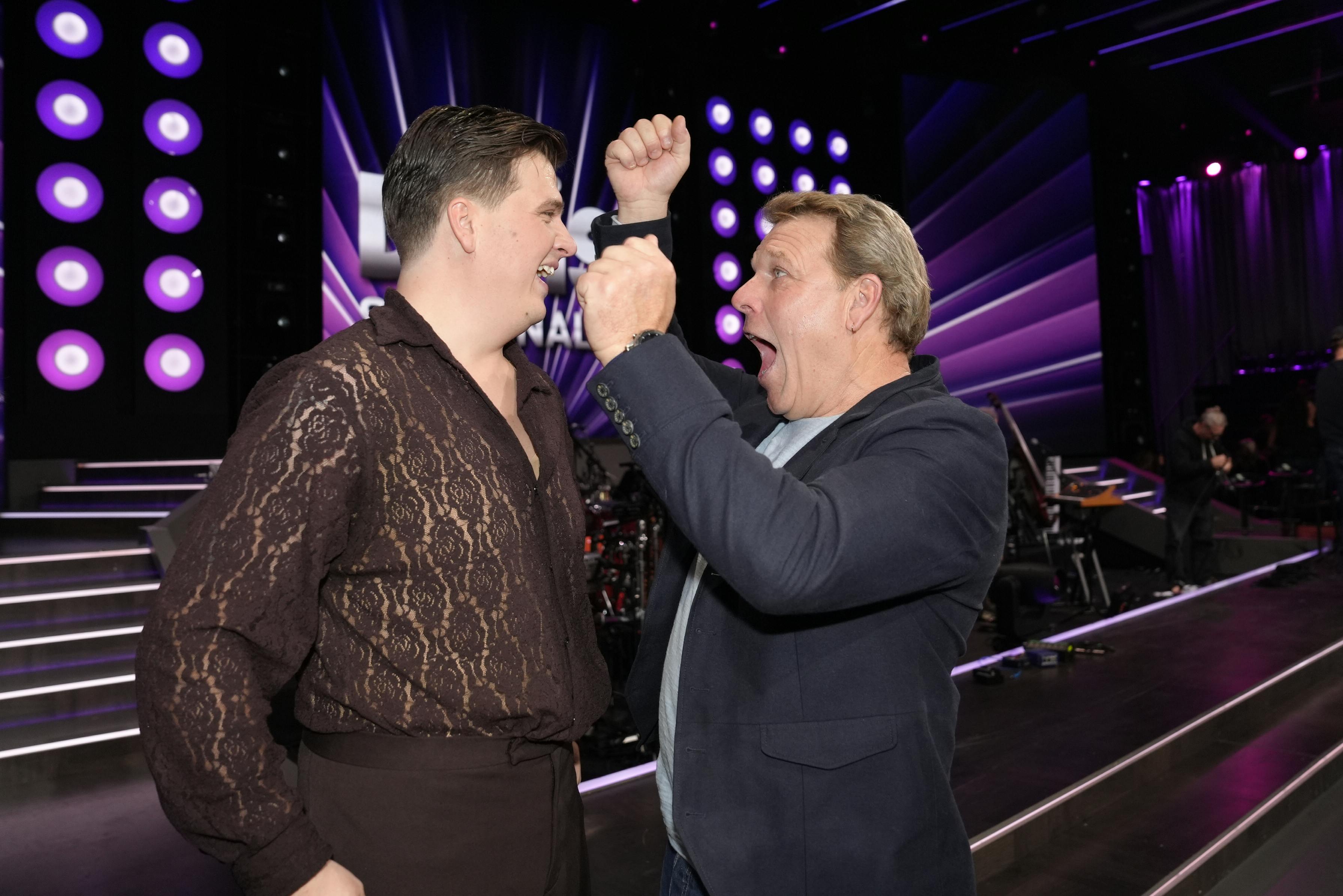 Mikkel Beha Erichsen kunne ikke få armene ned over, at hans søn er i "Vild med dans"-finalen.