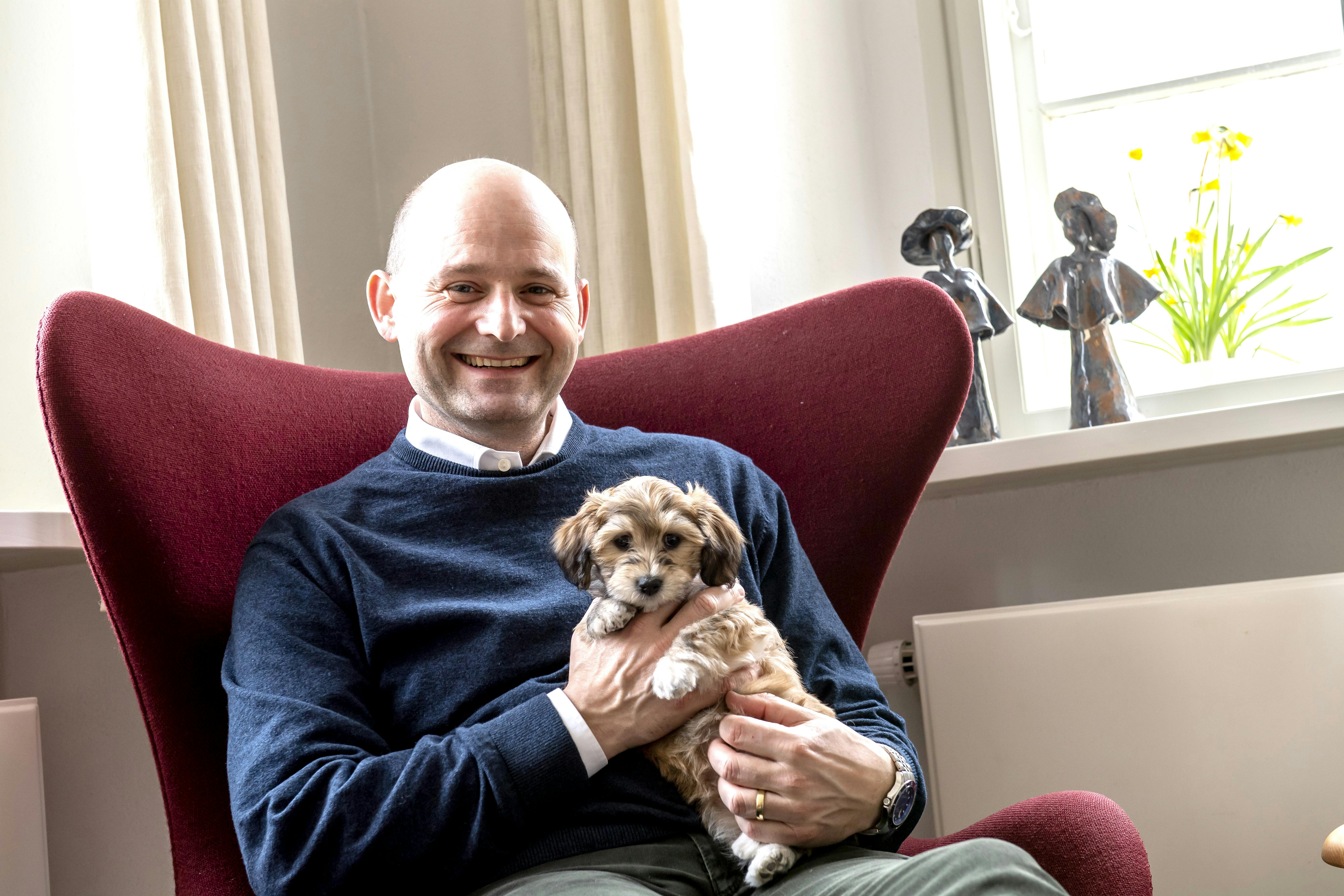 Søren Pape Poulsen elskede sin hund, Maggie. Nu nyder Ruth hundens selskab.