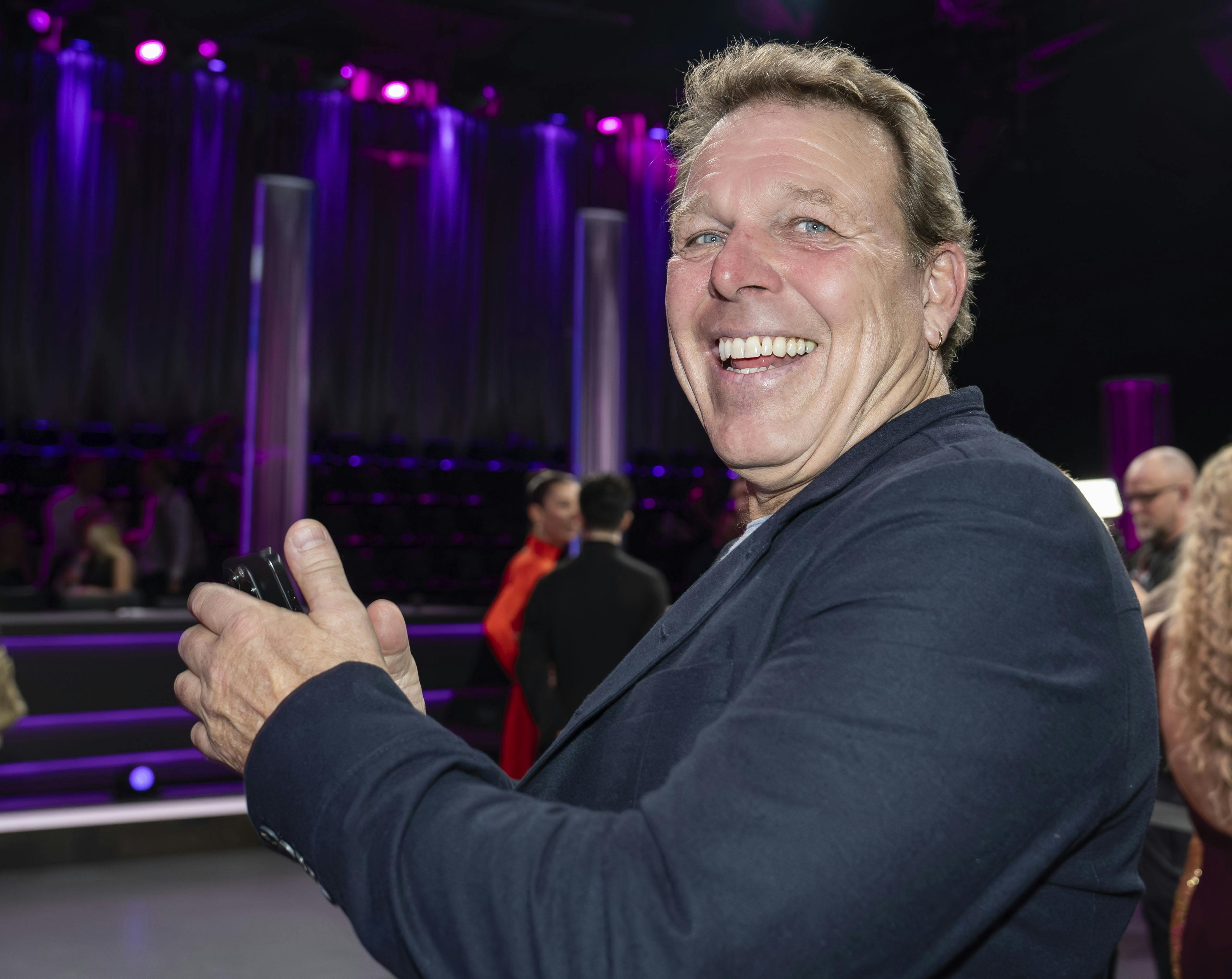 Mikkel Beha Erichsen måtte finde mobilen frem for at forevige sønnens store aften.