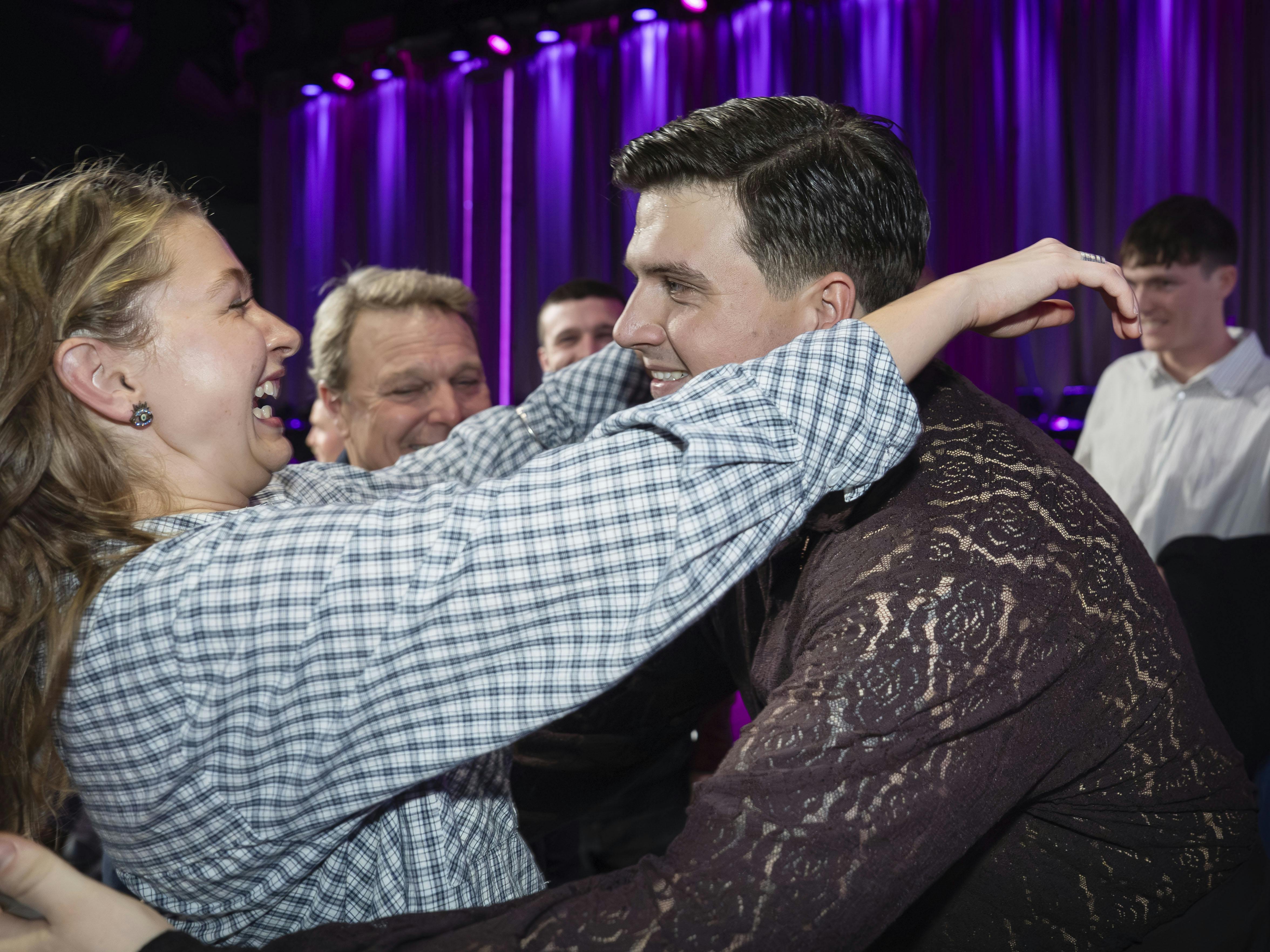 Madeleine fik et stort kram efter semifinalen.