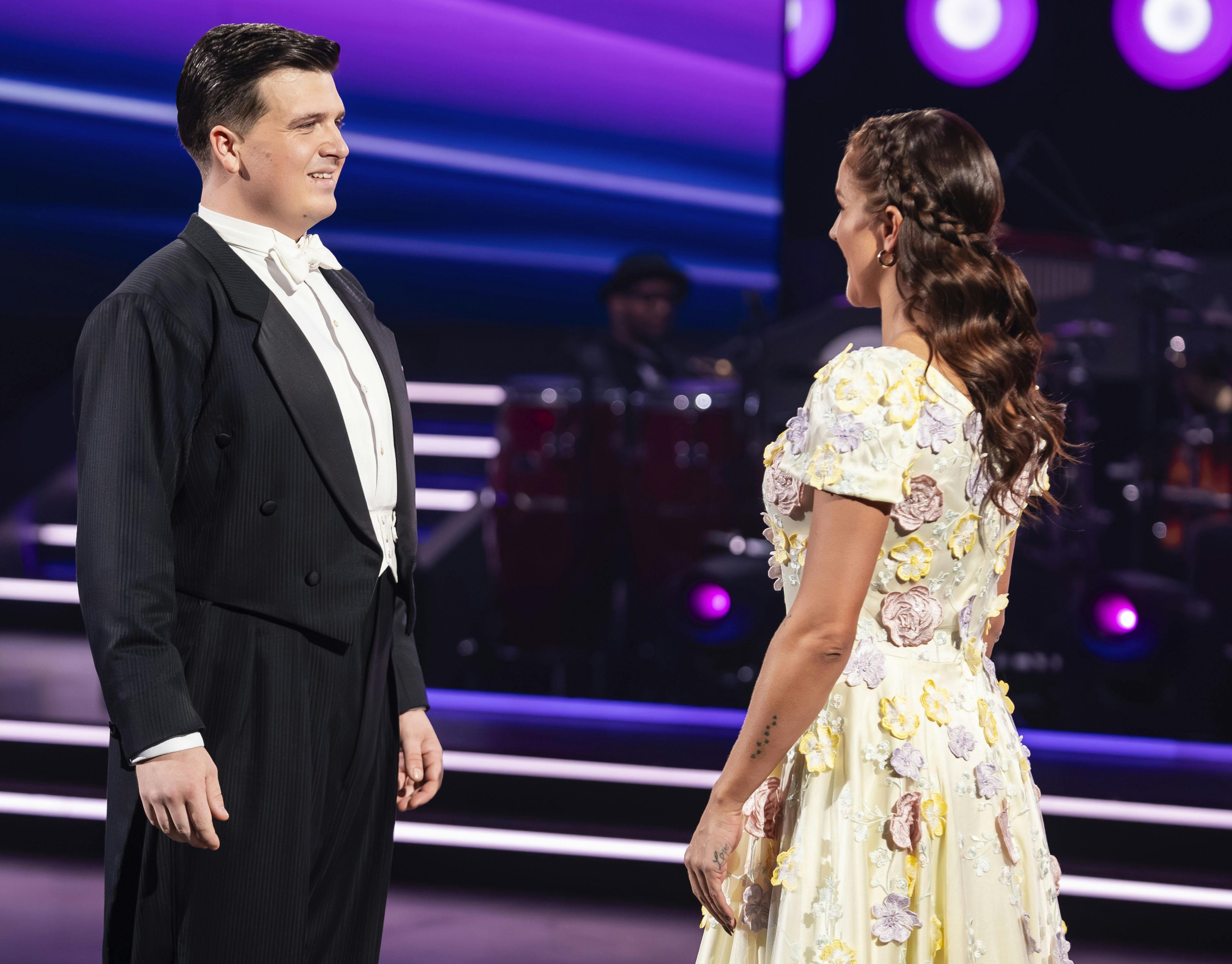 Den flotte holdning har Alfred taget med hjem, fortæller hans kæreste. 