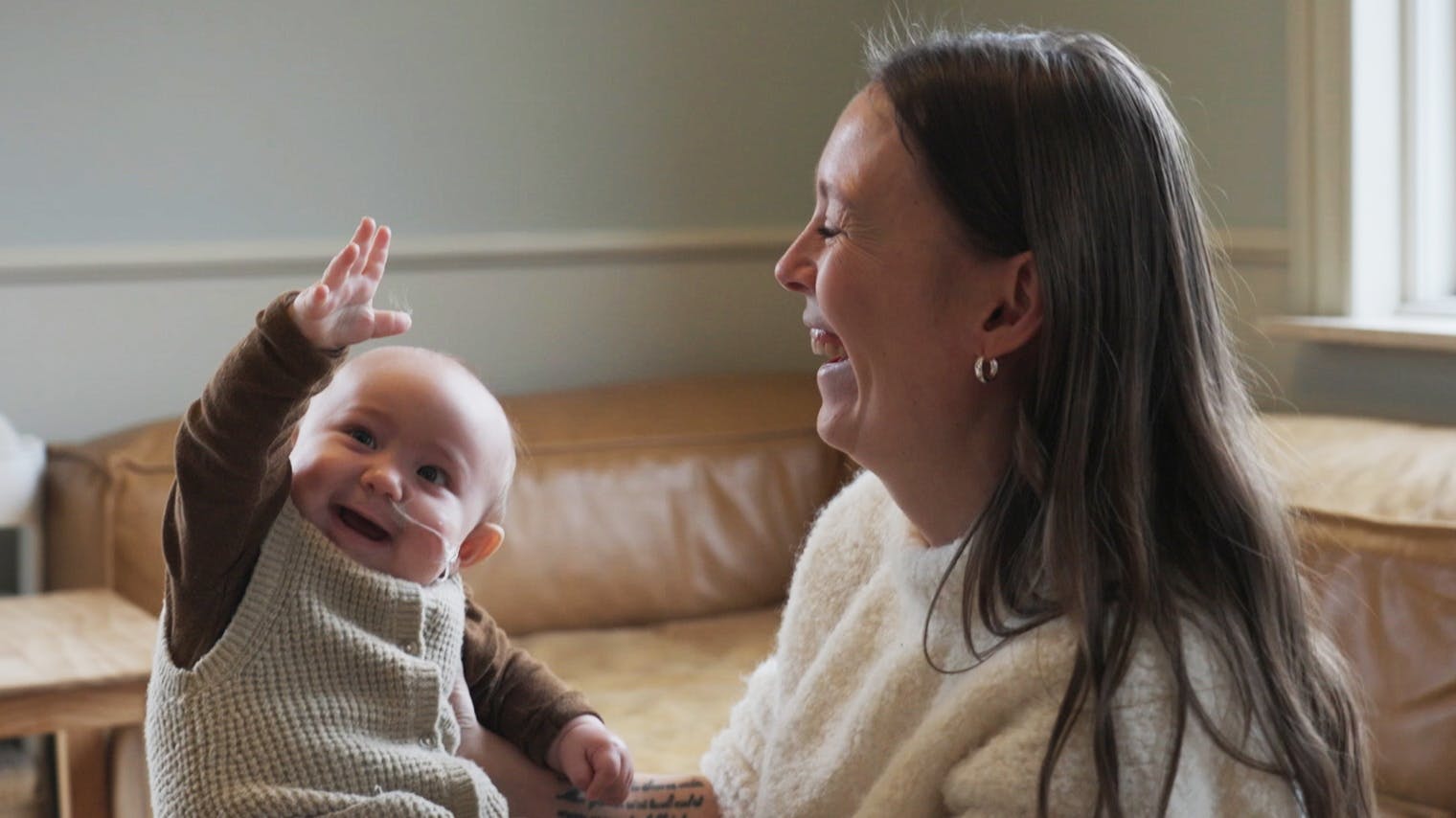 Mor Anja med lille Uma, der har lært at vinke.