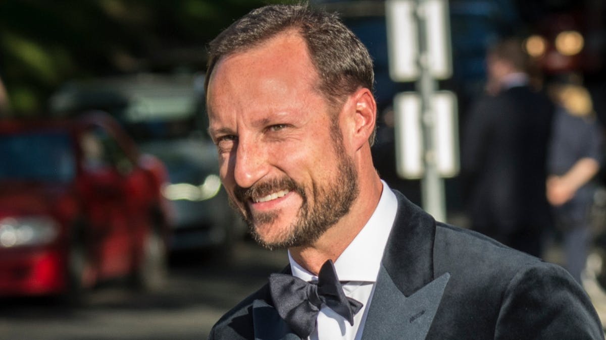 Kronprins Haakon og Norge er ramt af fodboldfeber