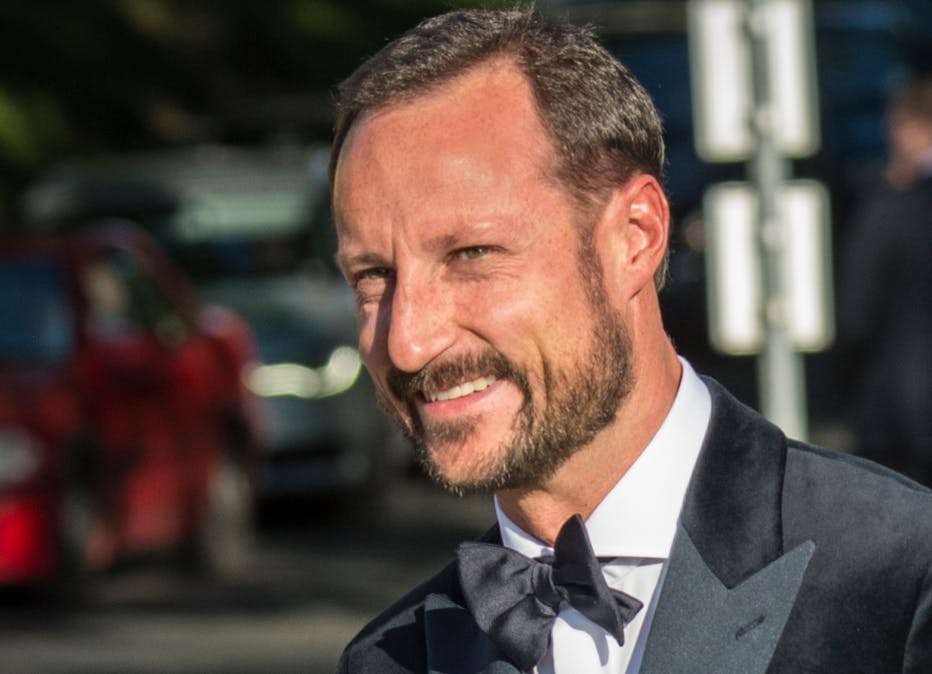 Kronprins Haakon og Norge er ramt af fodboldfeber