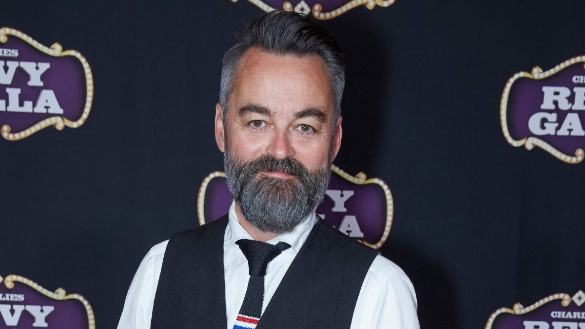 Chili Klaus skal prøve kræfter med at kommentere en fodboldkamp som kommentator.