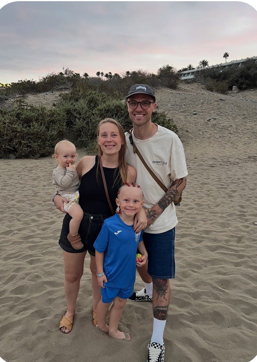 Uma med familien på Gran Canaria: Uma, Anja, Jonas - og forrest storebror Marvin.