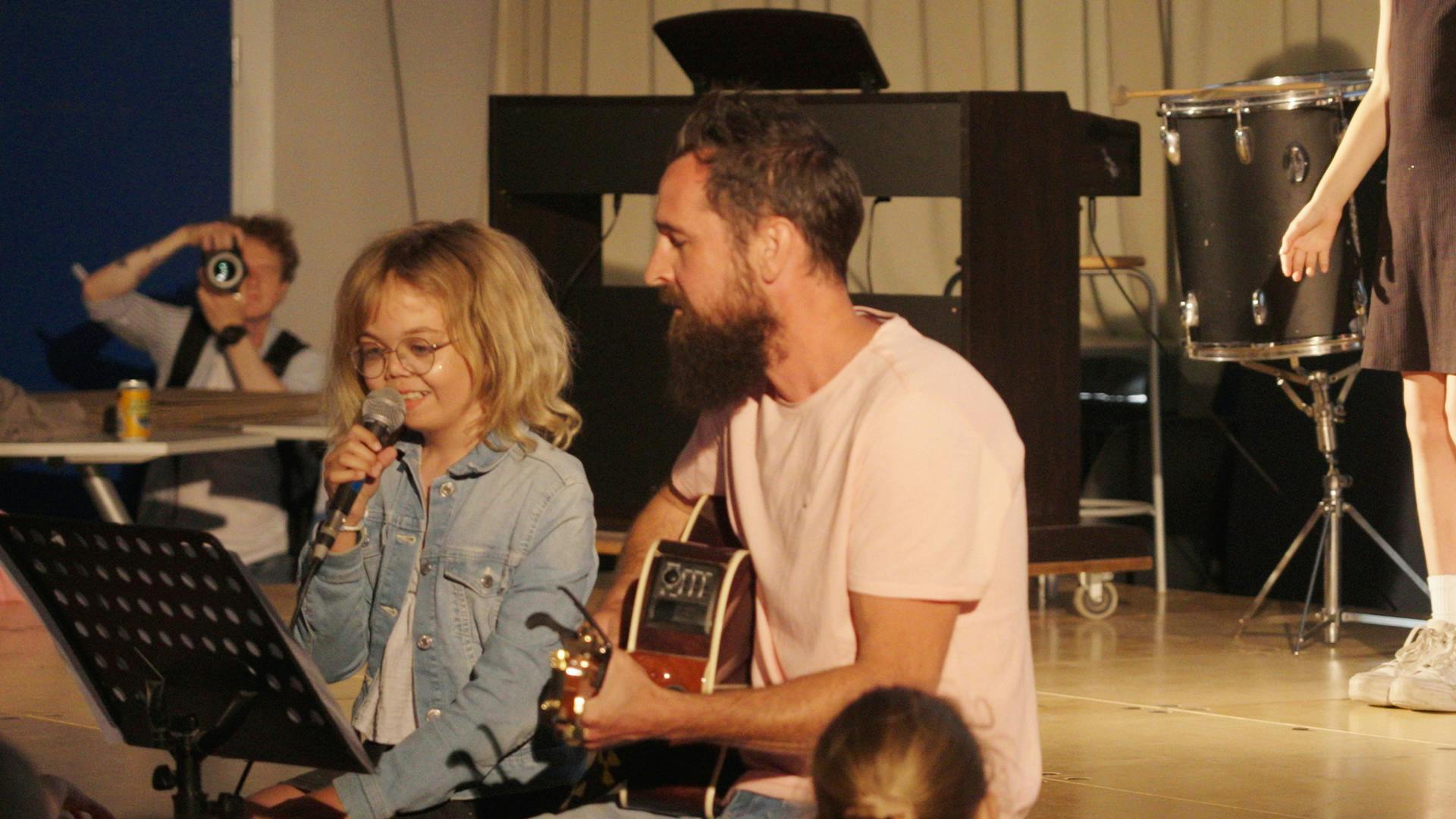 Nalina synger for hele skolen.