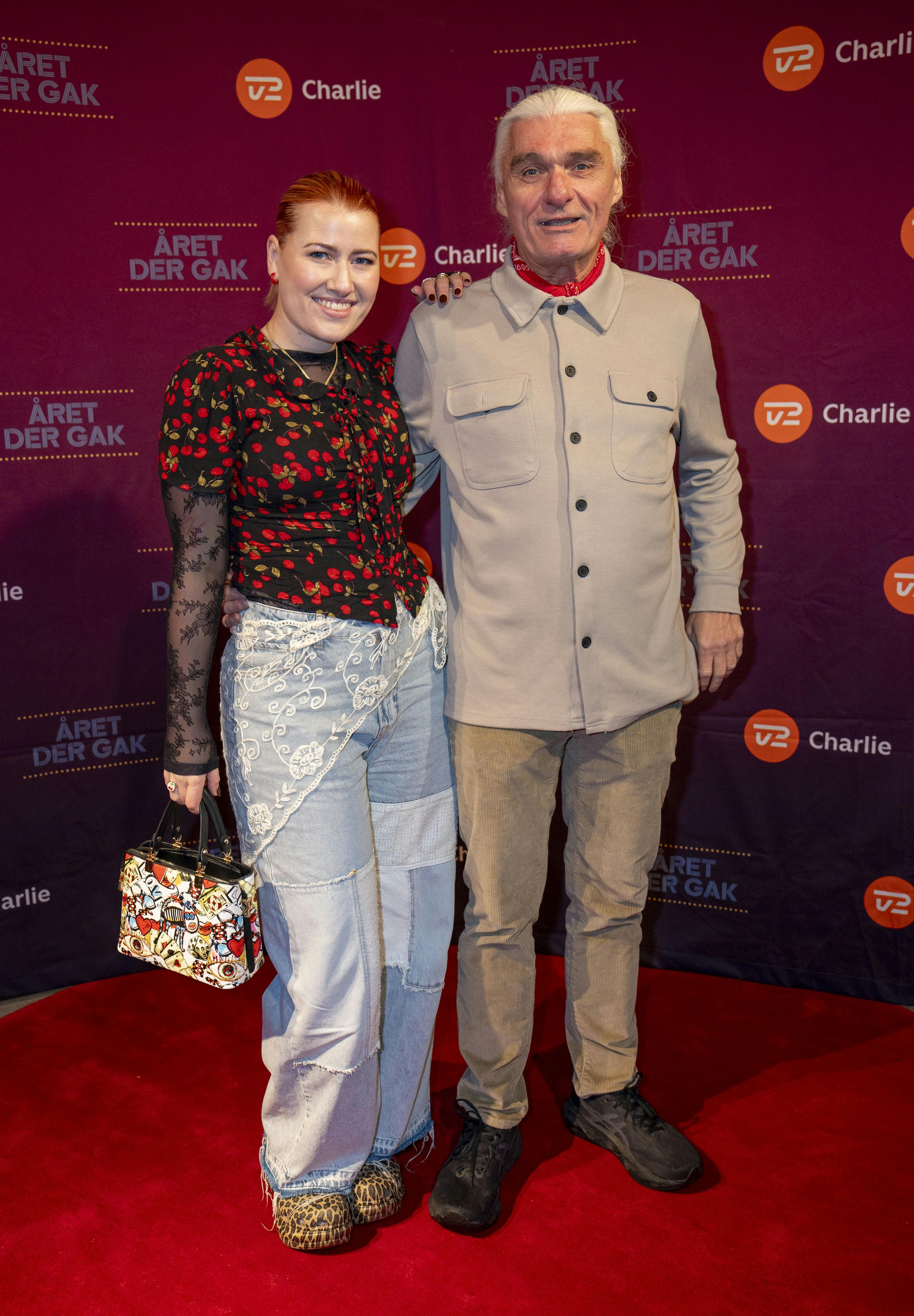 JR havde selskab af musikeren Emma Winther til "Året der gak"