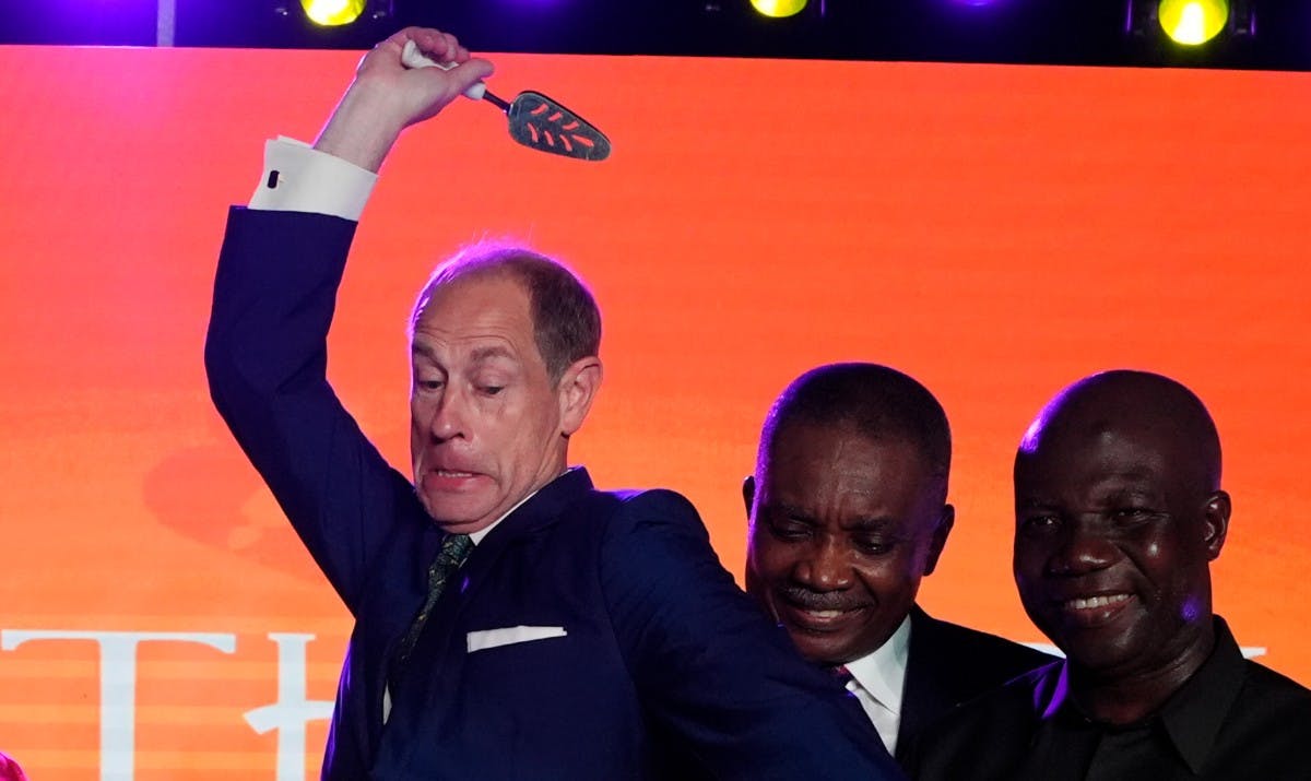 Prins Edward skal skære en kage ud under et officielt besøg i Accra, Ghana, den 25. november 2025.