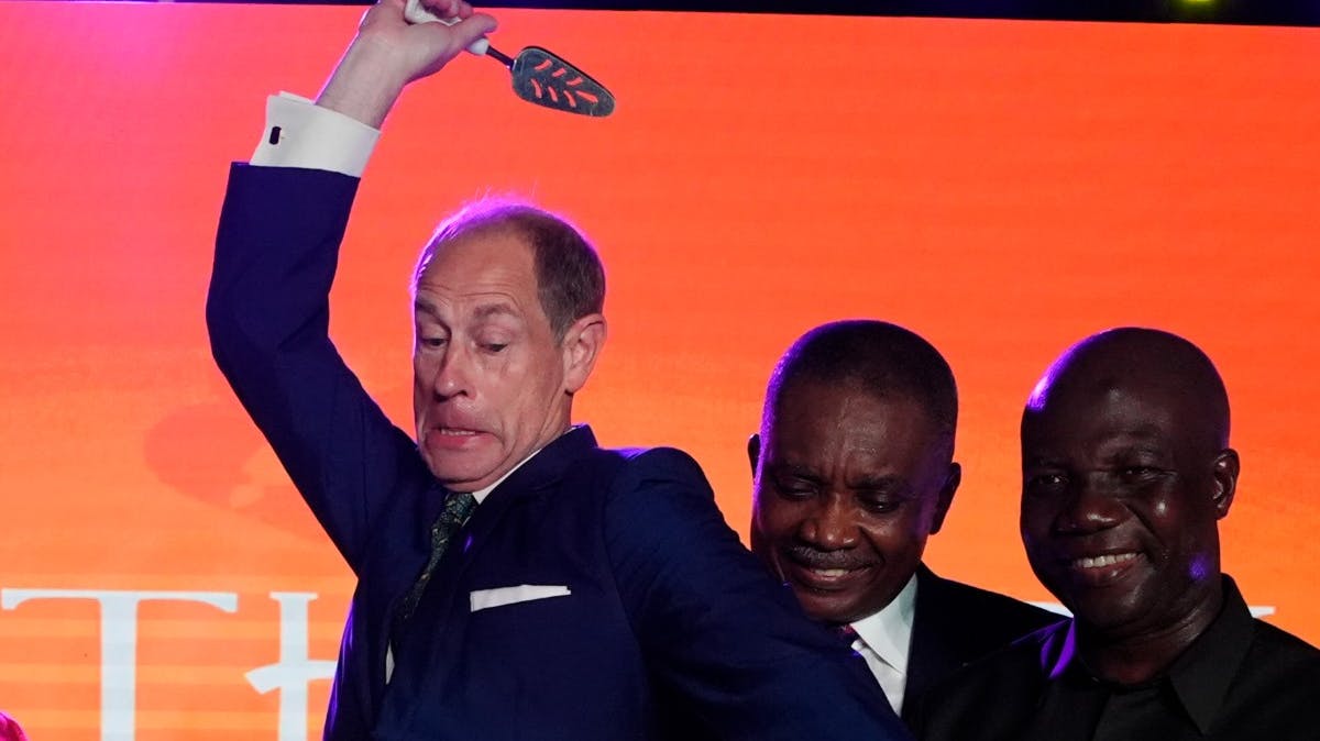 Prins Edward skal skære en kage ud under et officielt besøg i Accra, Ghana, den 25. november 2025.