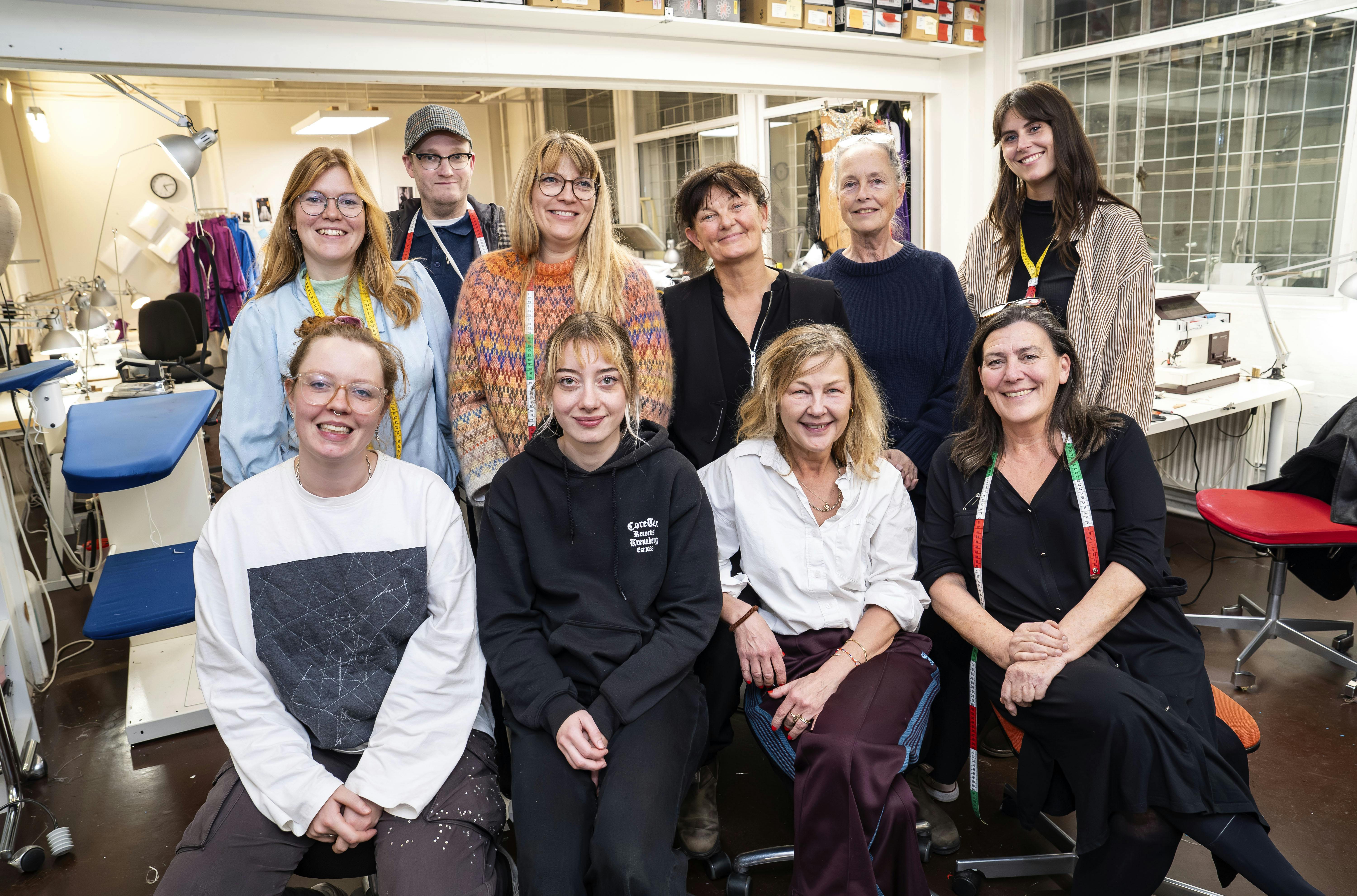 Medarbejderne på Mastiffs systue: Forrest fra venstre: Ophelia Haislund, Maldo Ceneca, Grtih Deuleran og Lisbeth Kongstein. Bagerst fra venstre: Mathilde Kingo, Pernille Grothe Jensen, Maj-Britt Velling, Christina Ramlau og Cecilie Ræbstorrf. Bag alle kvinderne står Kenneth Hagedorn Poulsen.