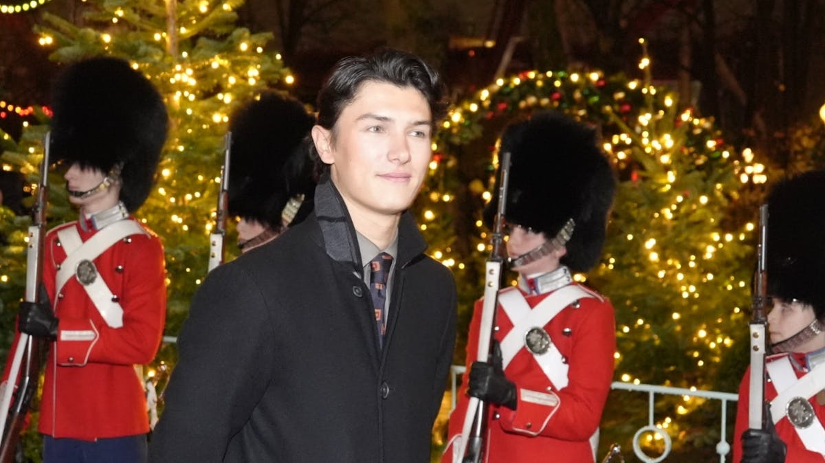 Grev Nikolai ankom ikke alene på den røde løber.