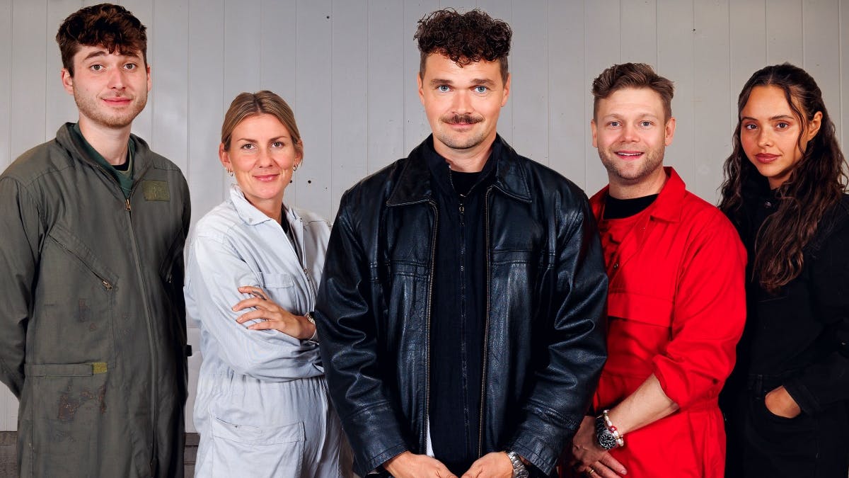 Vært Ruben Søltoft med de fire holdkaptajner: David Minerba, Mette Sommer, Casper Sobzcyk og Zelma Lewerissa 