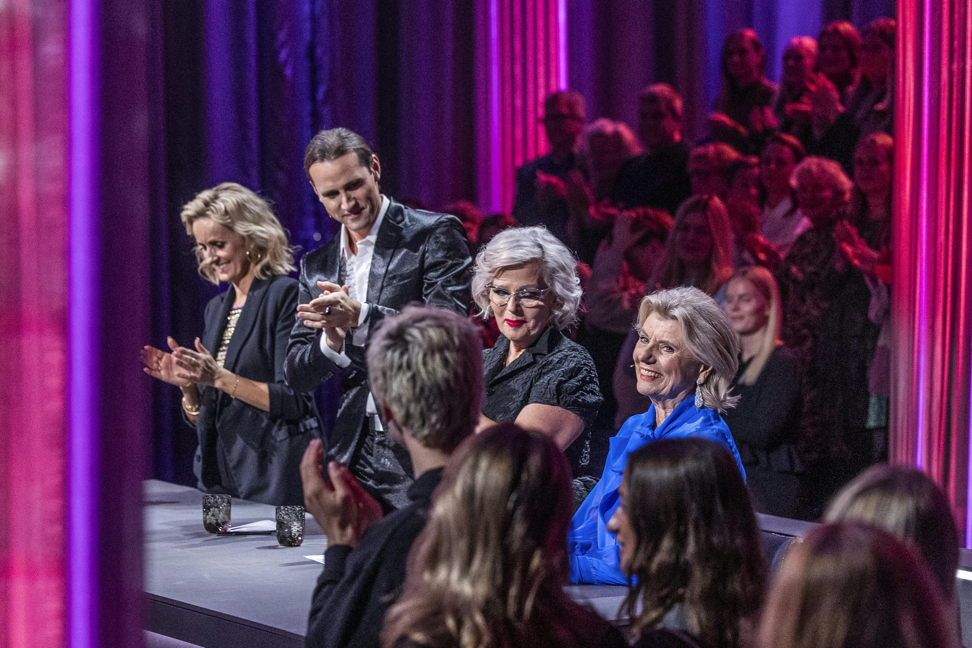 De andre dommer, Lene James Mikkelsen, Sonny Fredie Pedersen og Marianne Eihilt, samt publikum giver stående klapsalver til af Anne Laxholm.