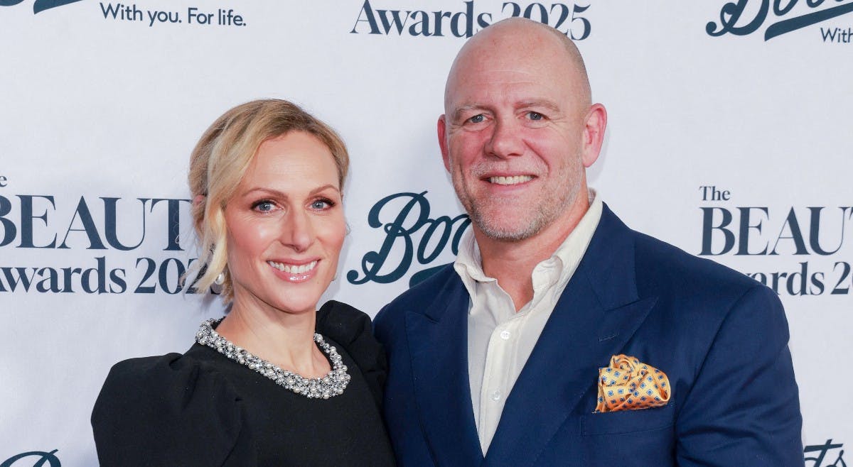Zara og Mike Tindall til Beauty Awards i London den 24. november 2025. Zara Tindall er datter af prinsesse Anne og kaptajn Mark Phillips og kusine til blandt andre prins William og prins Harry. 
