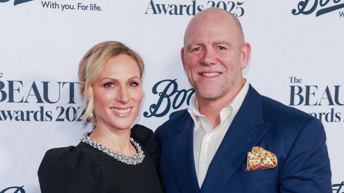 Zara og Mike Tindall til Beauty Awards i London den 24. november 2025. Zara Tindall er datter af prinsesse Anne og kaptajn Mark Phillips og kusine til blandt andre prins William og prins Harry.