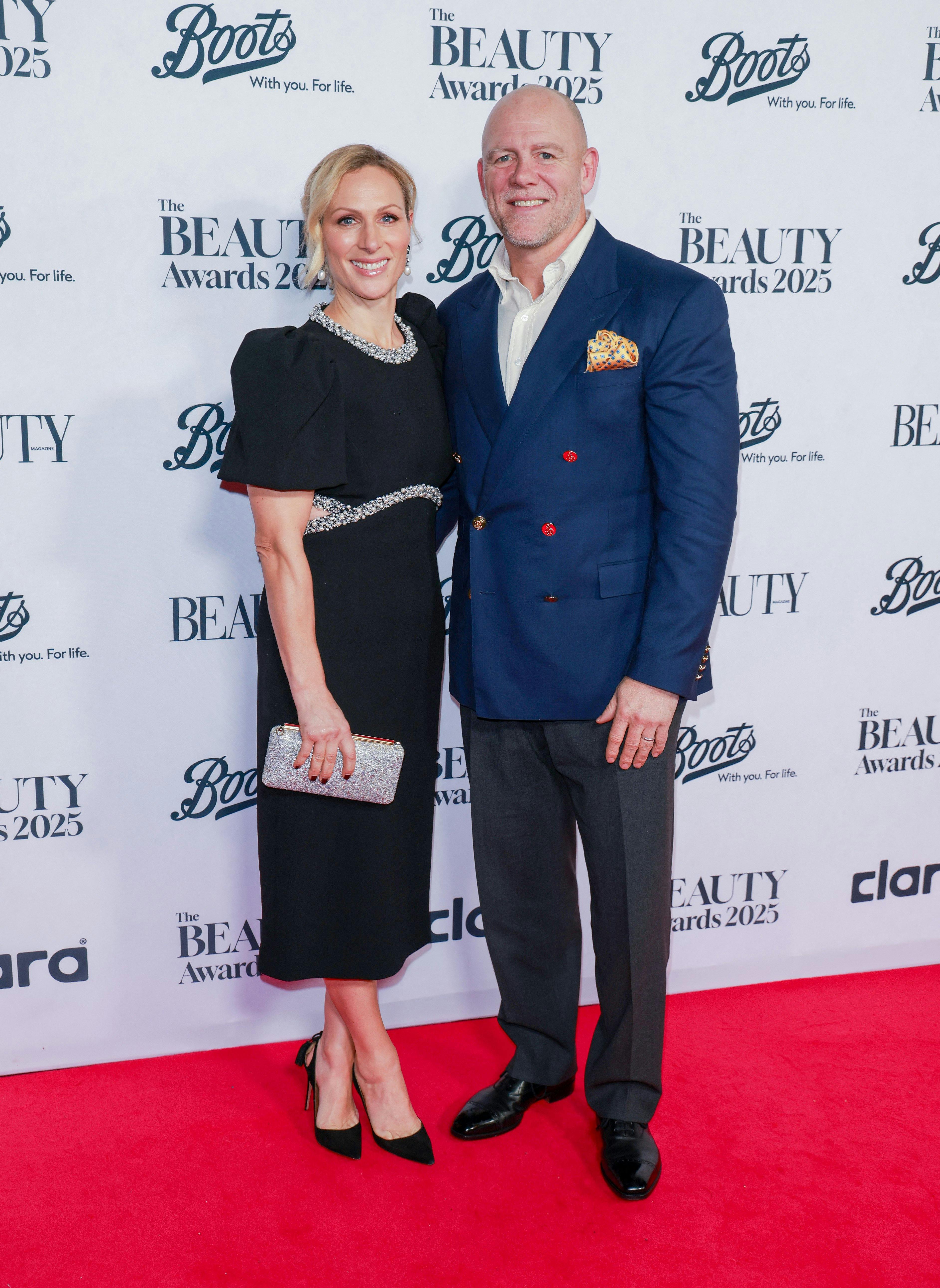 Zara og Mike Tindall til Beauty Awards i London den 24. november 2025. Zara Tindall er datter af prinsesse Anne og kaptajn Mark Phillips og kusine til blandt andre prins William og prins Harry.
