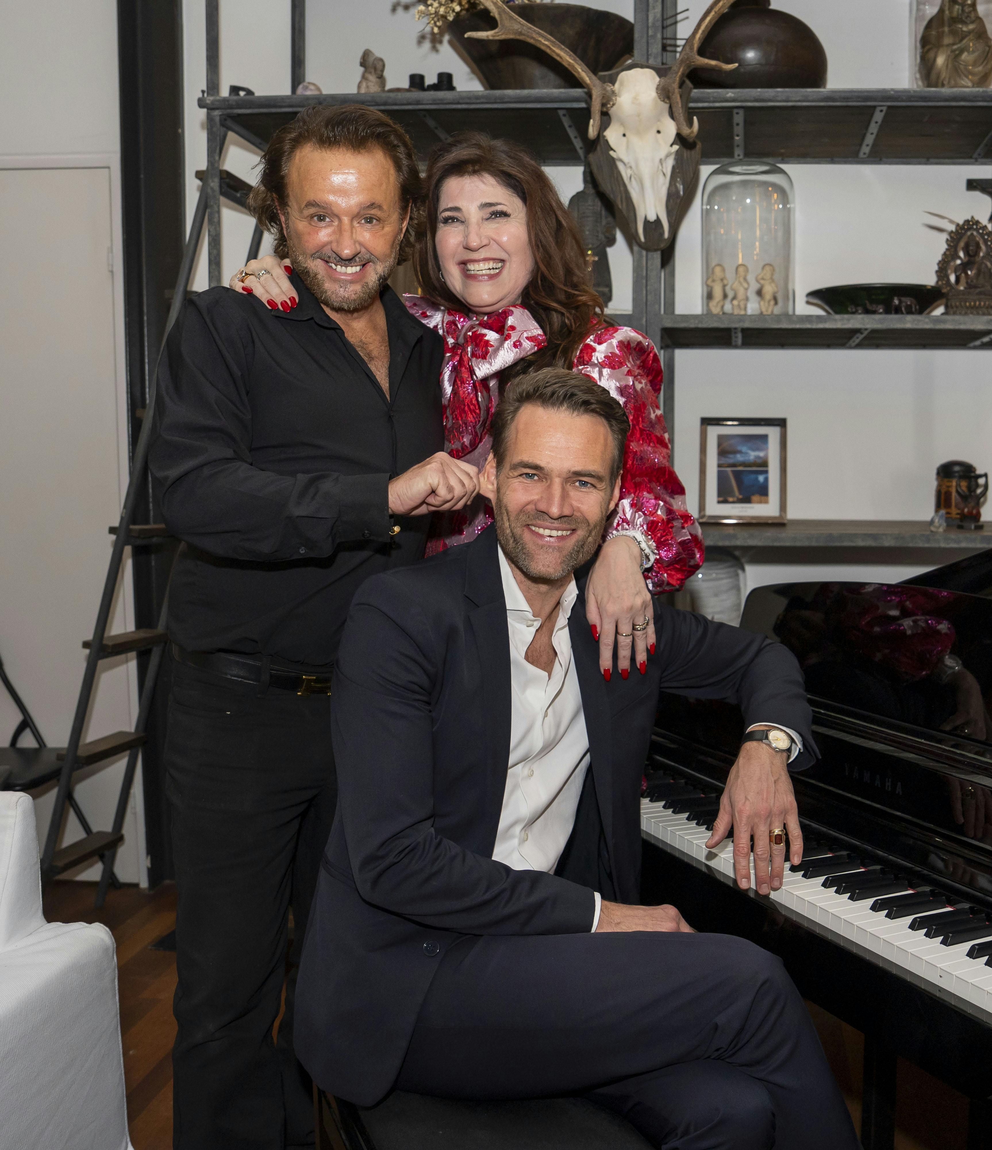 Dennis Knudsen med veninden Monique Spartalis og kapelmester Mikkel Gomard. 