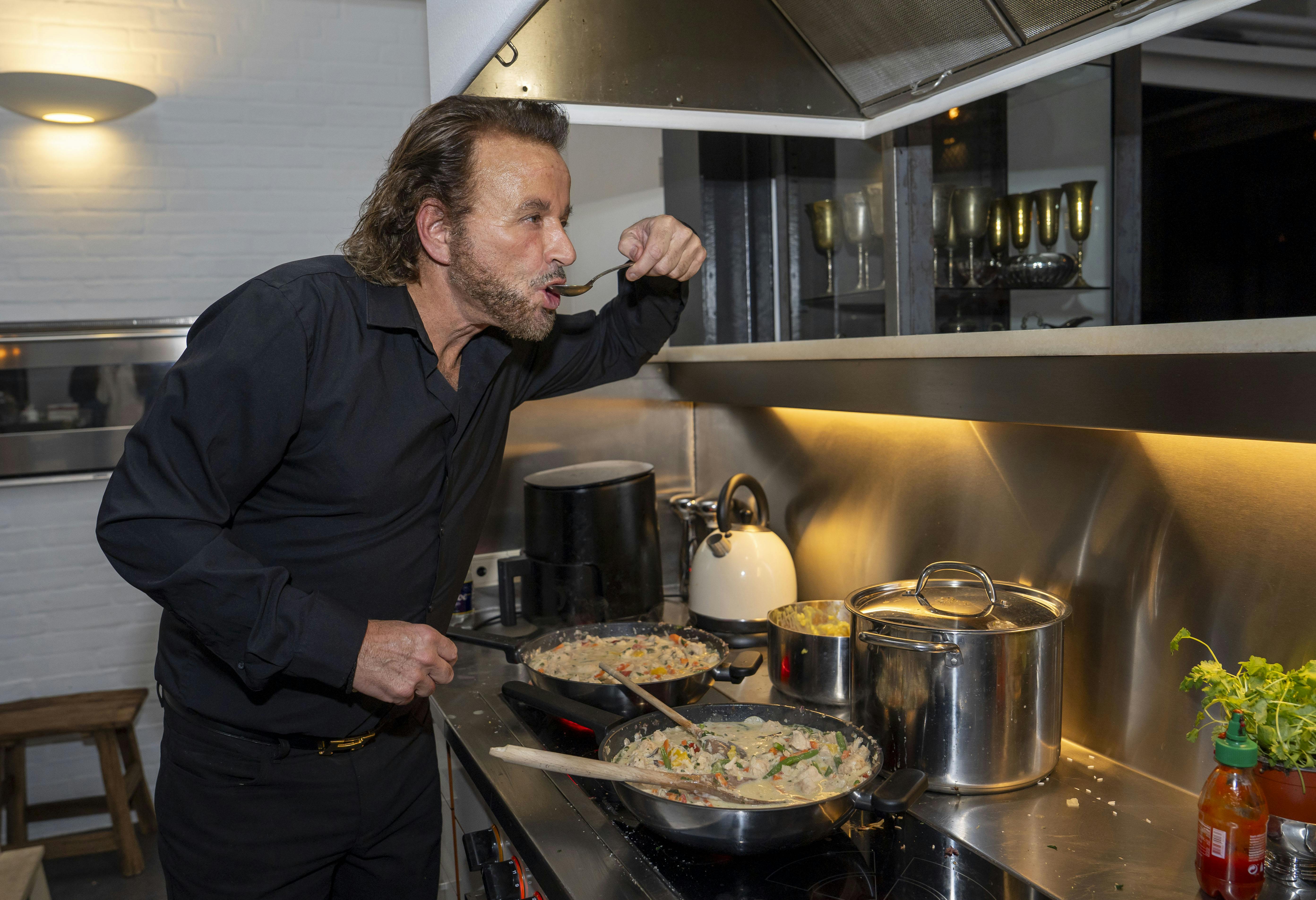 Dennis Knudsen smager thairetten til.