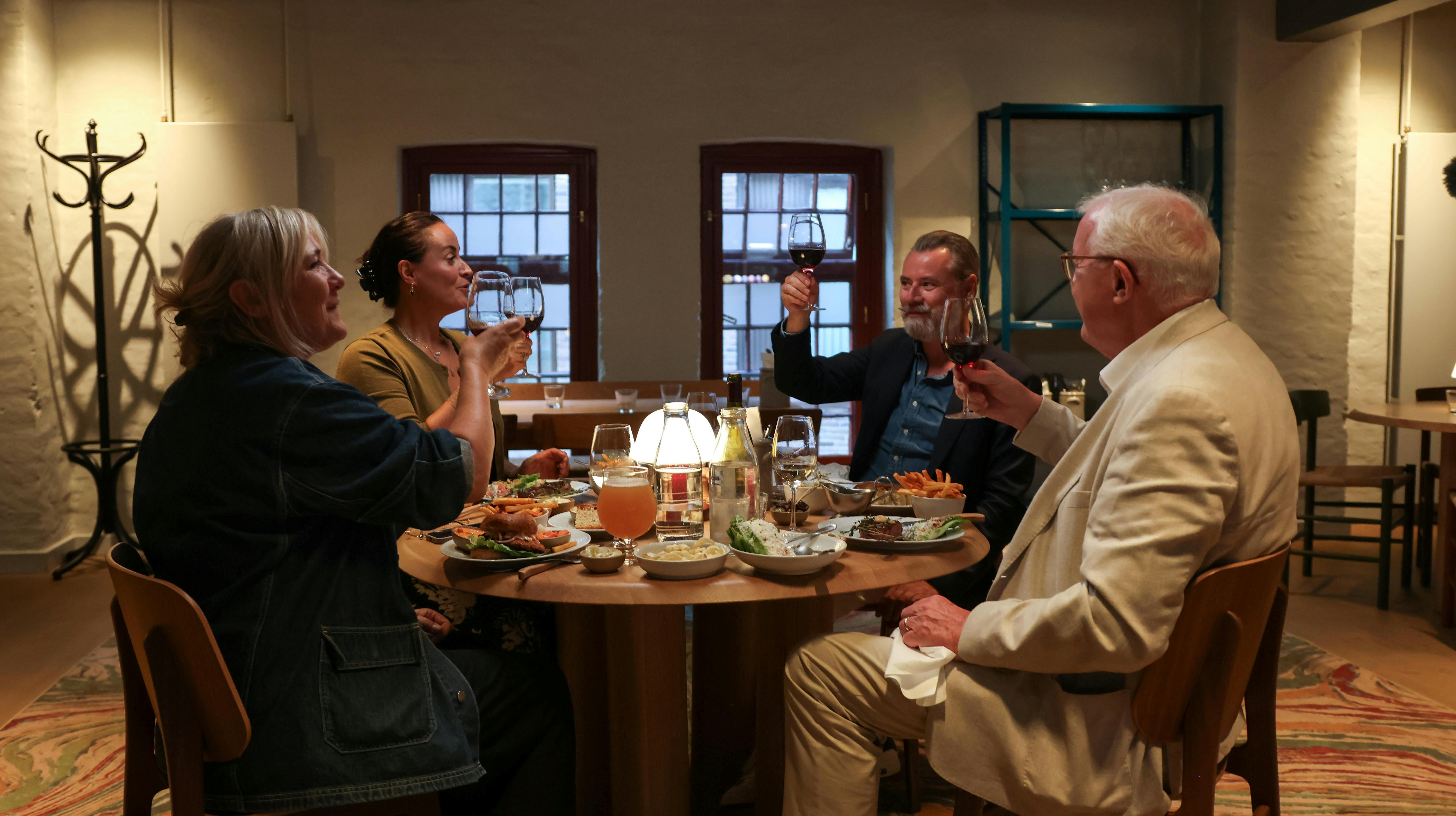De fire medvirkende i "Snyd din alder" er Hans Engell, Mette Horn, Lars Elbæk og Julie Berthelsen.