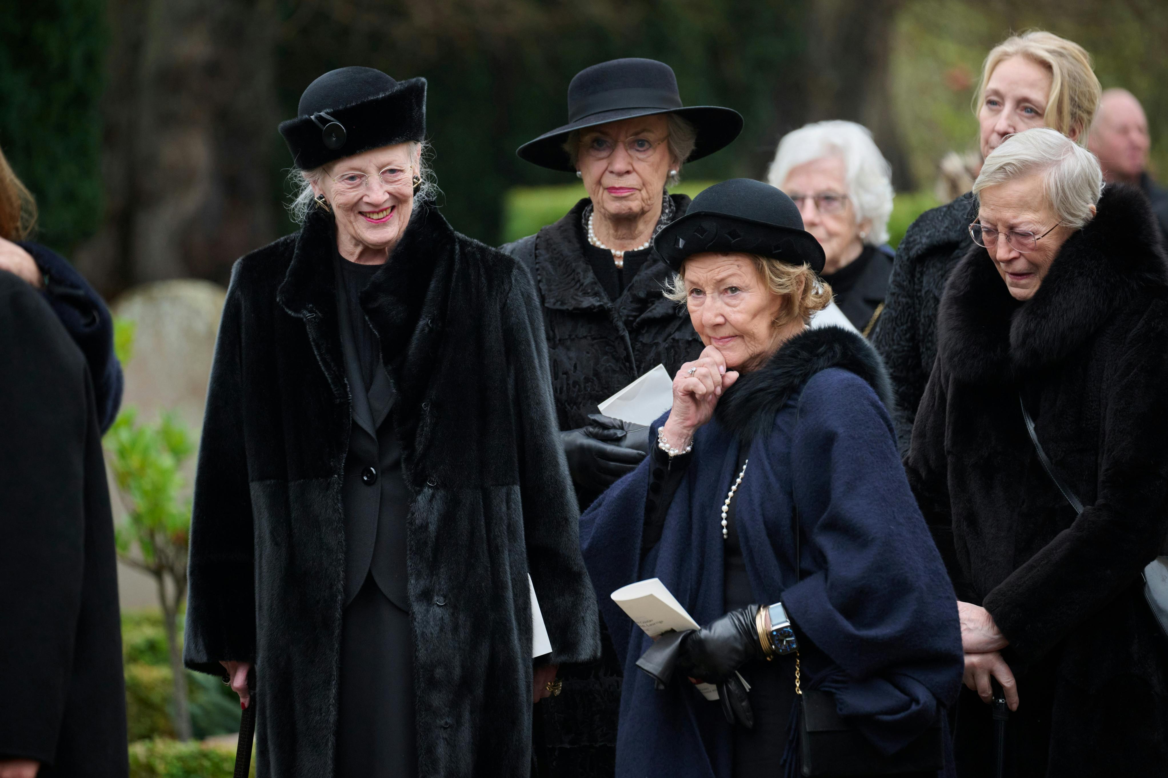 Dronning Margrethe, prinsesse Benedikte og dronning Sonja deltog alle i begravelsen. 