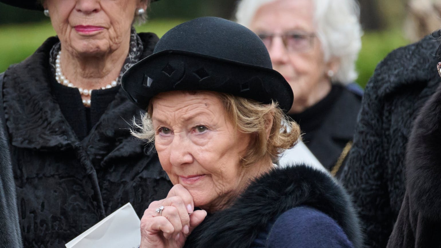 Dronning Sonja havde taget turen til Tranekær Kirke for at tage afsked med lensgreve Preben Ahlefeldt-Laurvig.