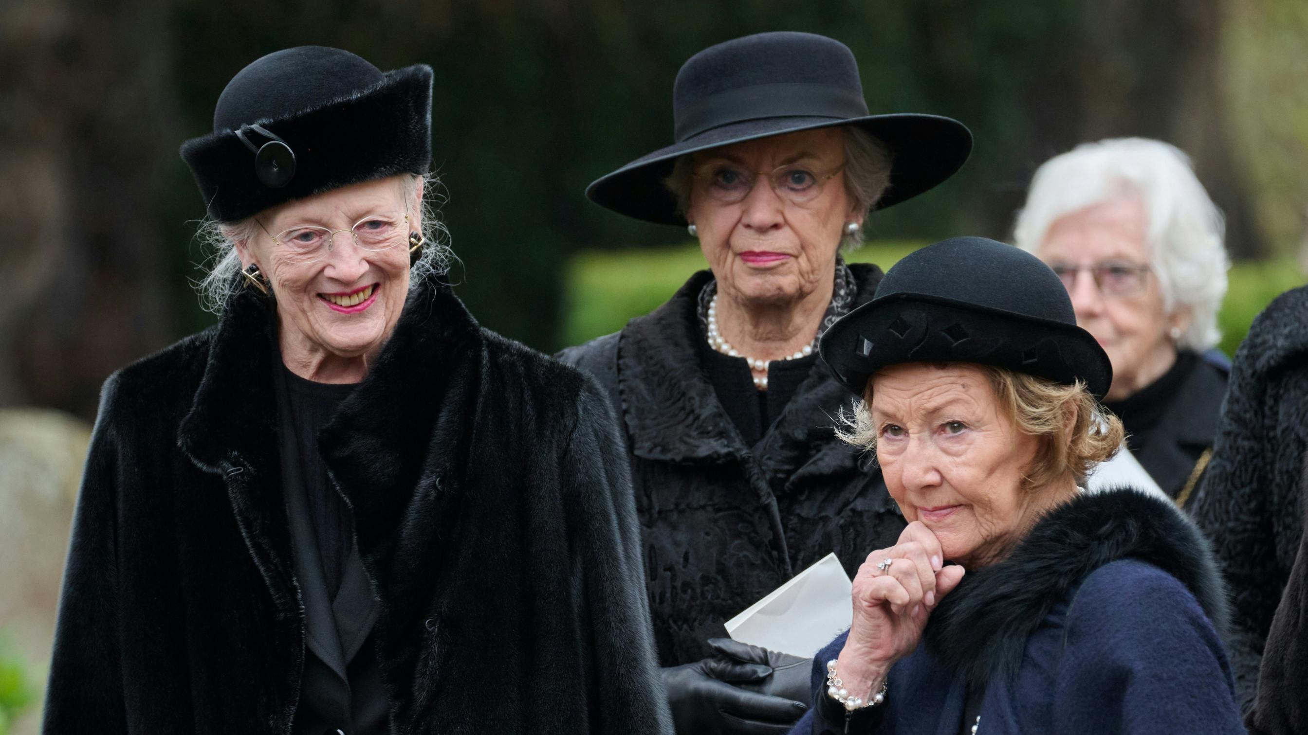Dronning Margrethe, prinsesse Benedikte og dronning Sonja deltog alle i lensgreve Preben Ahlefeldt-Laurvigs begravelse. 