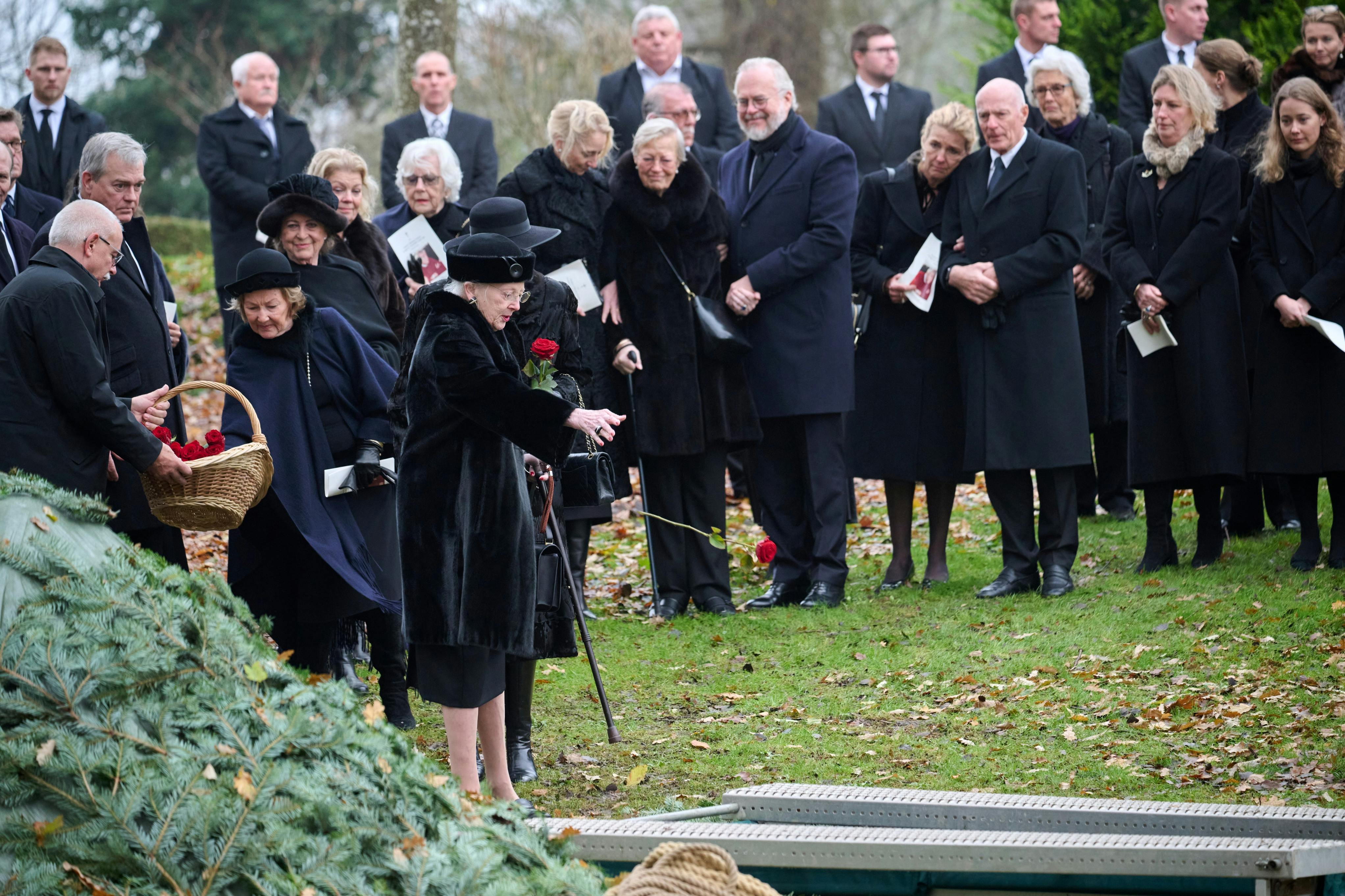 Dronning Margrethe tog afsked med lensgreve Preben Ahlefeldt-Laurvig.