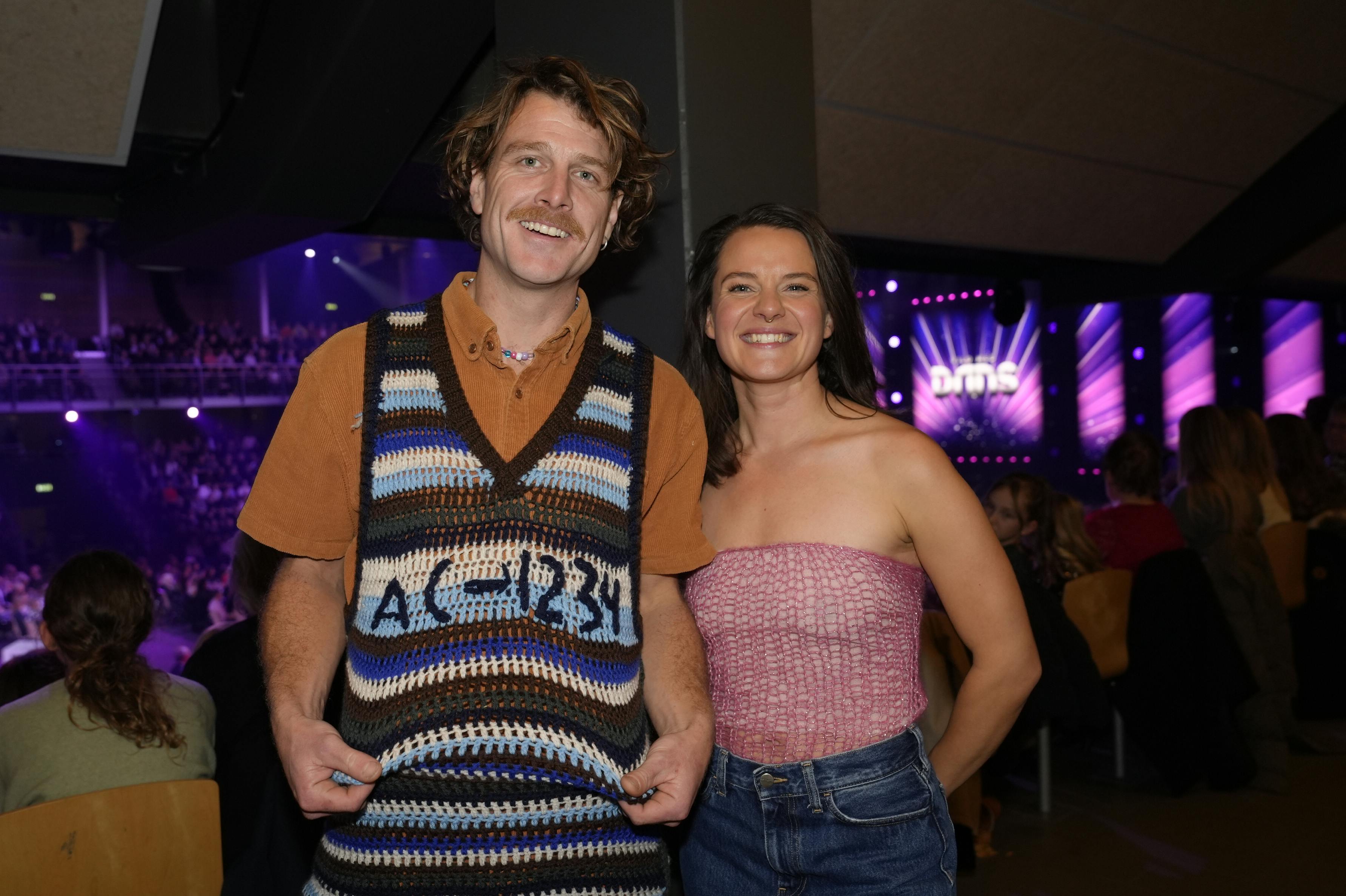 Theis Midé Erichsen og hustruen Ida med de fine strikkede trøjer. 