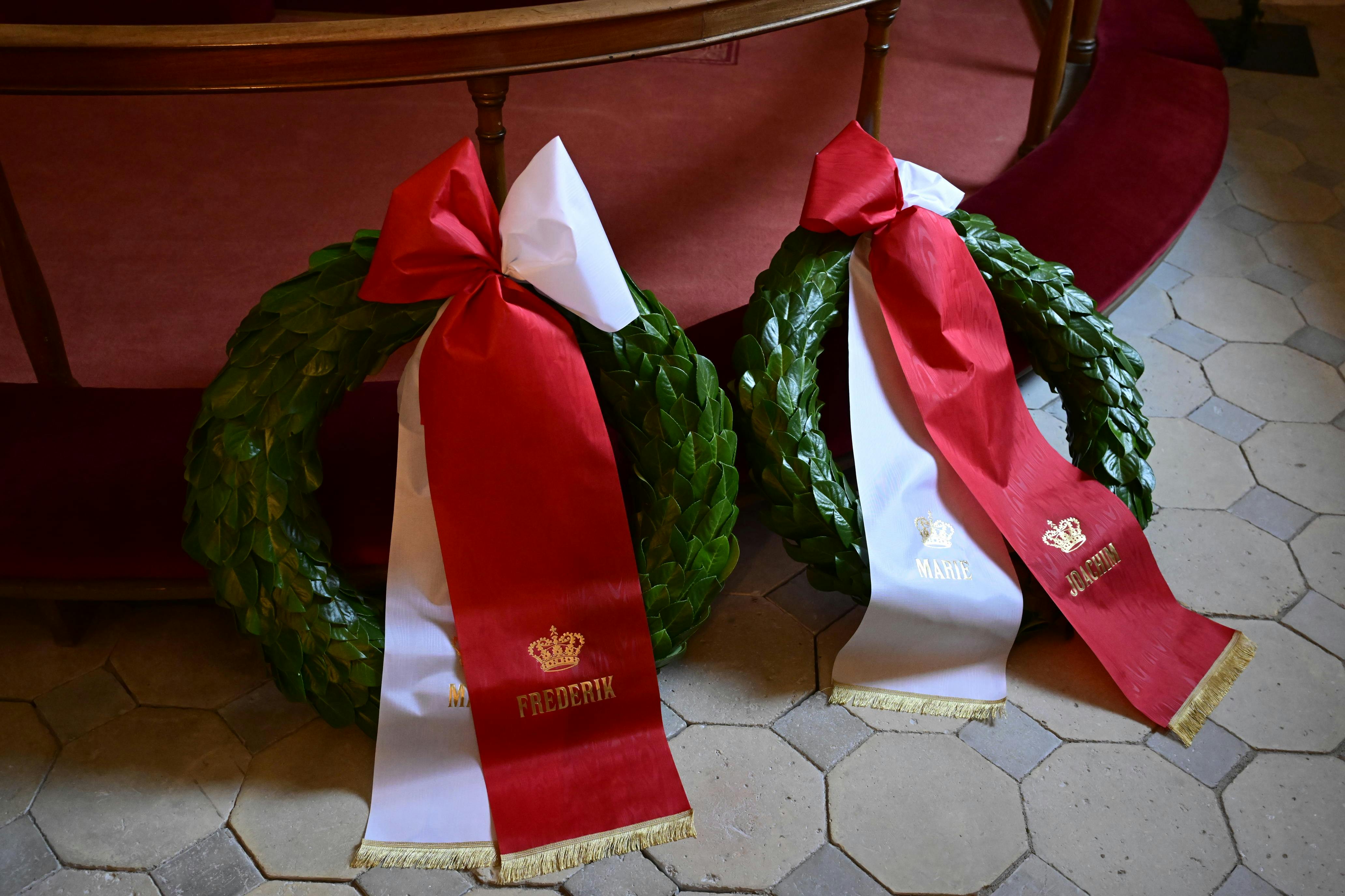De to kranse fra kong Frederik og dronning Mary samt prins Joachim og prinsesse Marie.