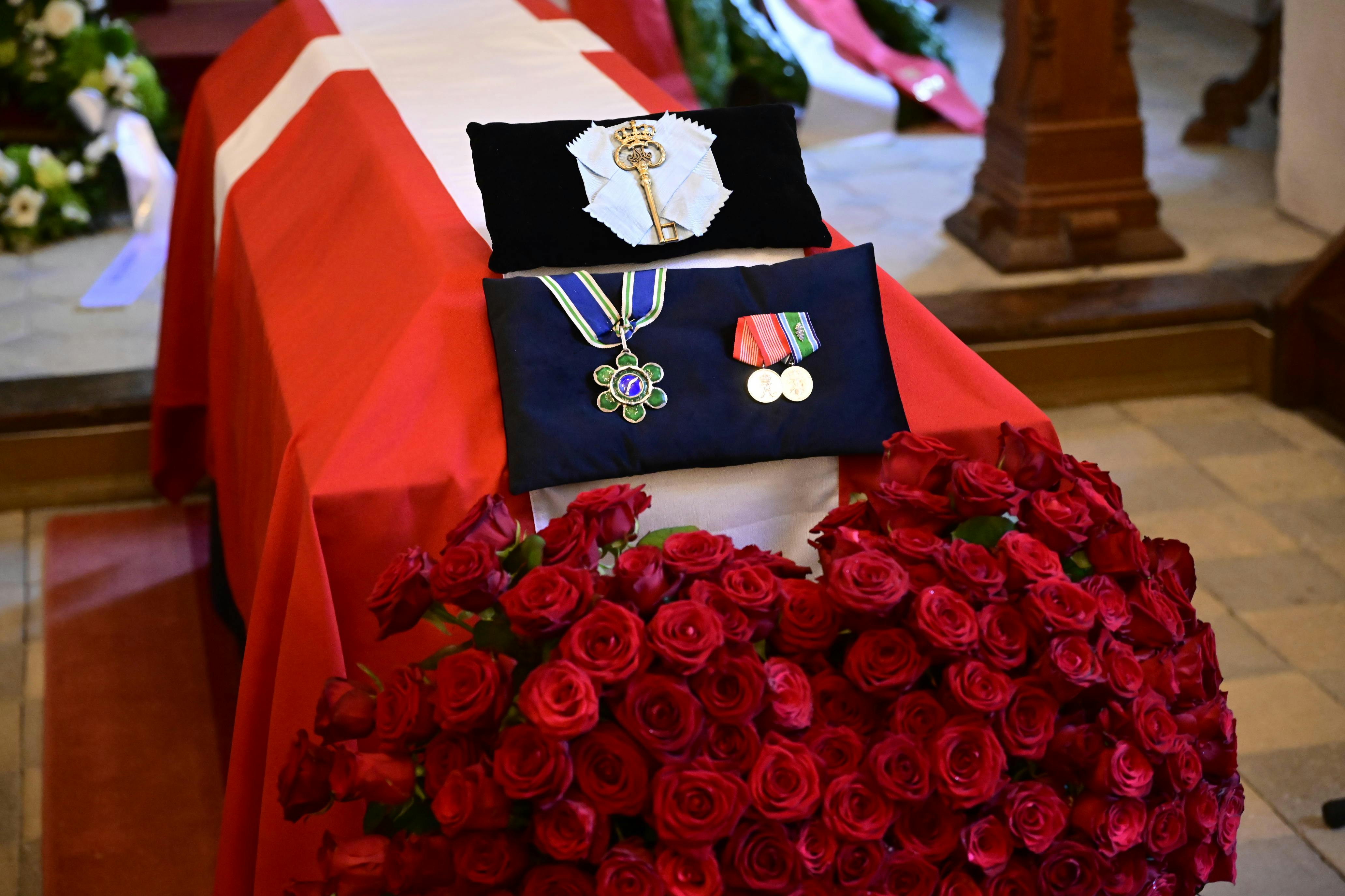 Det er lensgreve Preben Ahlefeldt-Laurvigs kammerherrenøgle, der ligger på kisten.