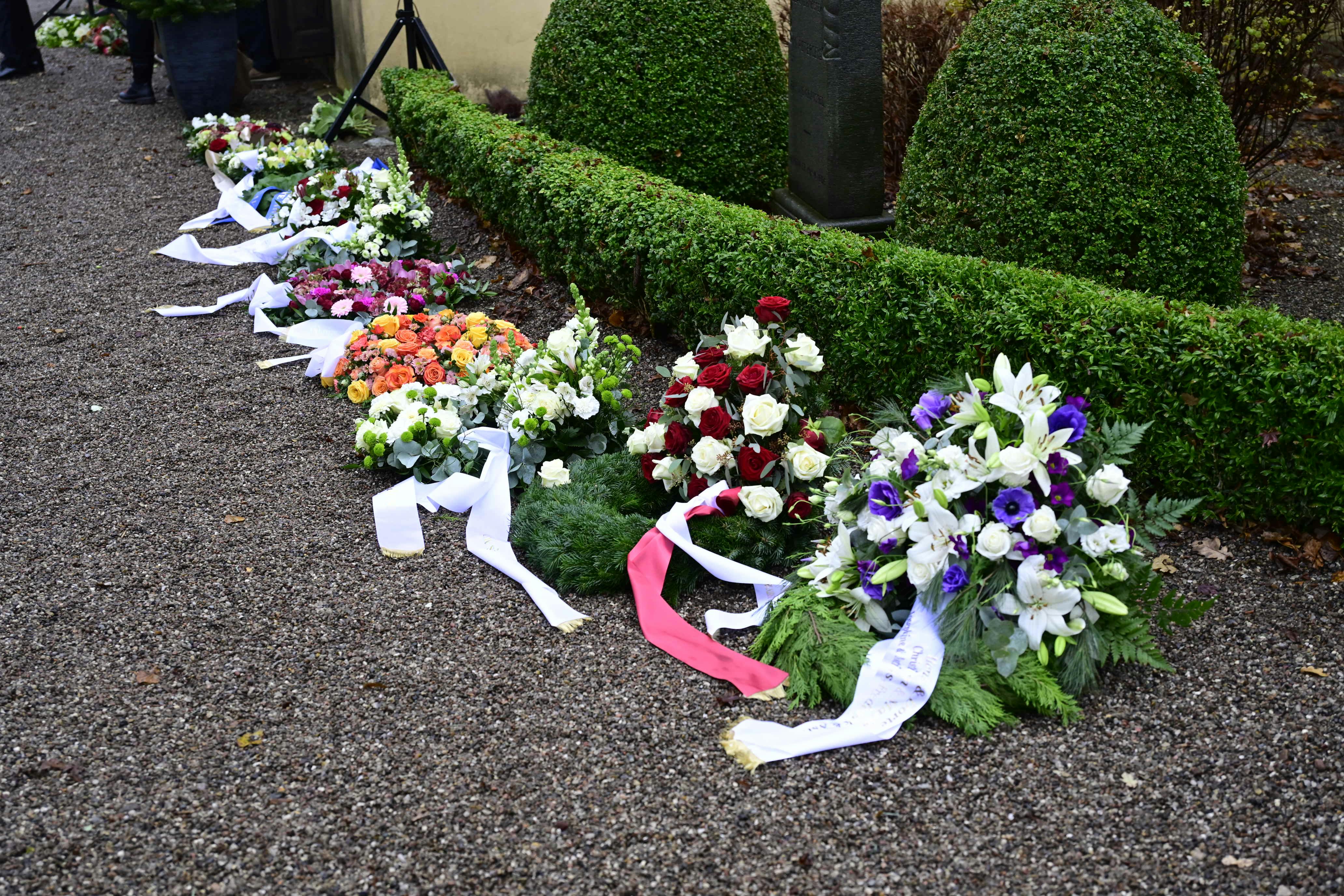 Det var de smukkeste blomster, der var blevet lagt ude foran kirken ved lensgreve Preben Ahlefeldt-Laurvig begravelse.