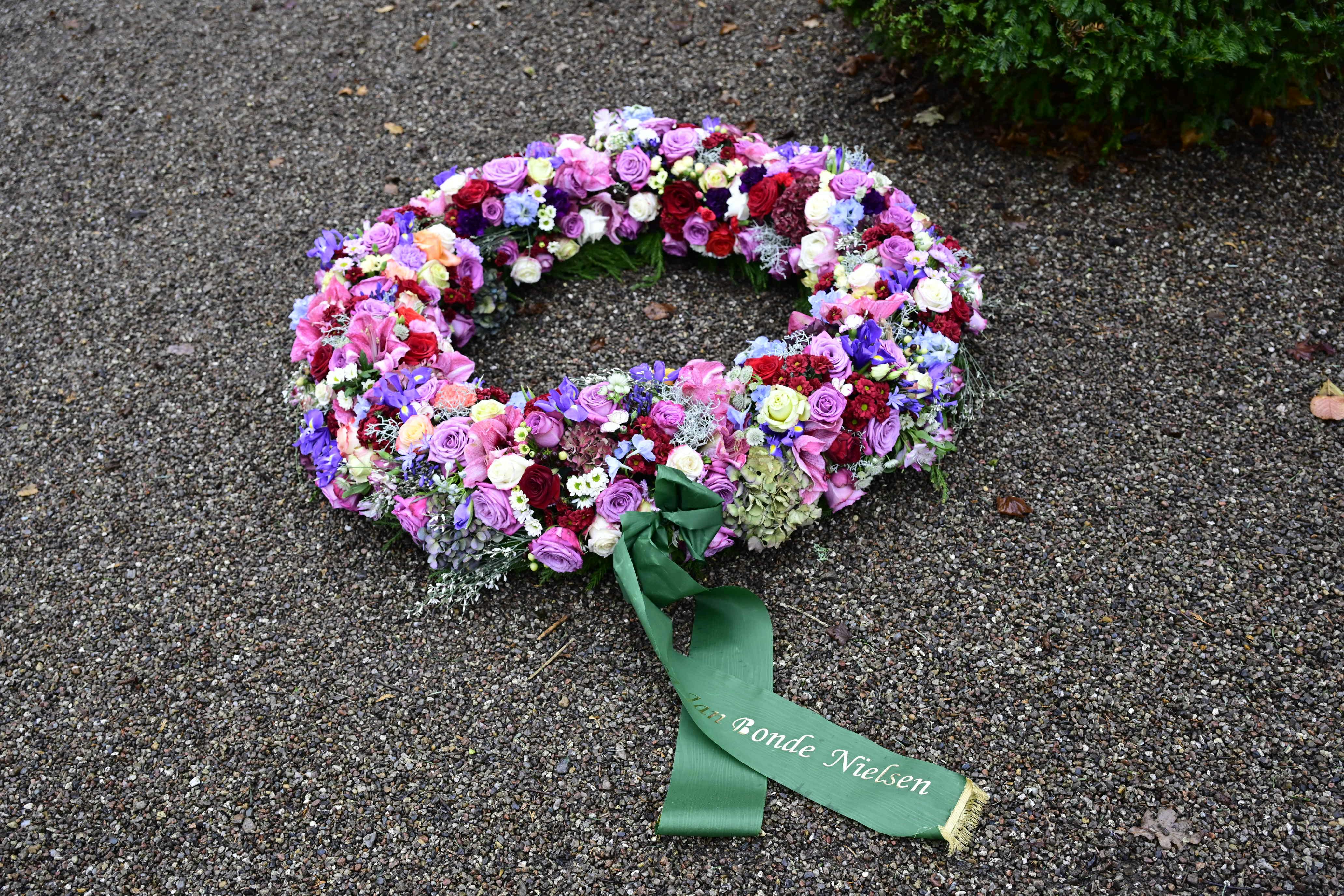 Det var de smukkeste blomster, der var blevet lagt ude foran kirken ved lensgreve Preben Ahlefeldt-Laurvig begravelse.