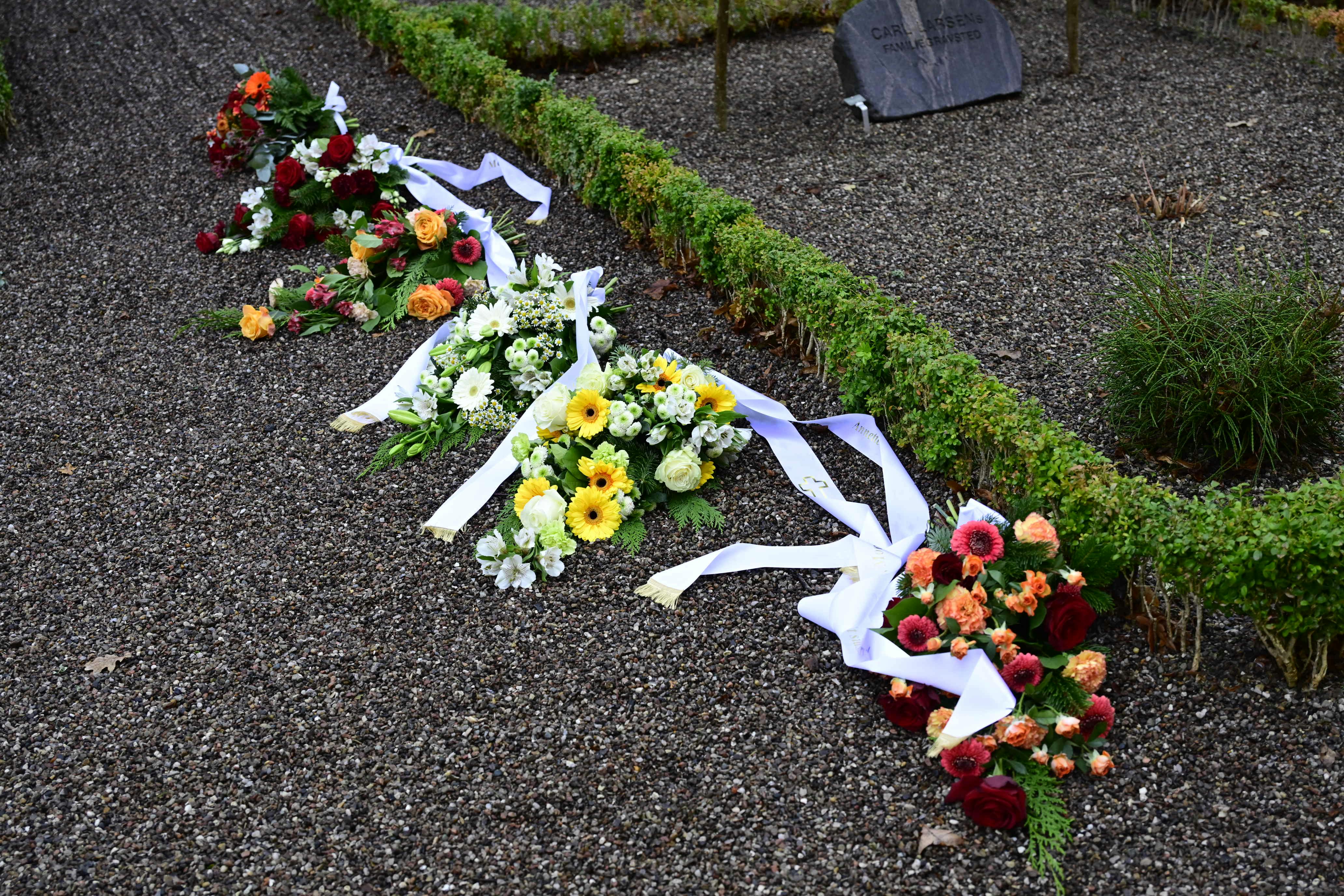 Det var de smukkeste blomster, der var blevet lagt ude foran kirken ved lensgreve Preben Ahlefeldt-Laurvig begravelse.