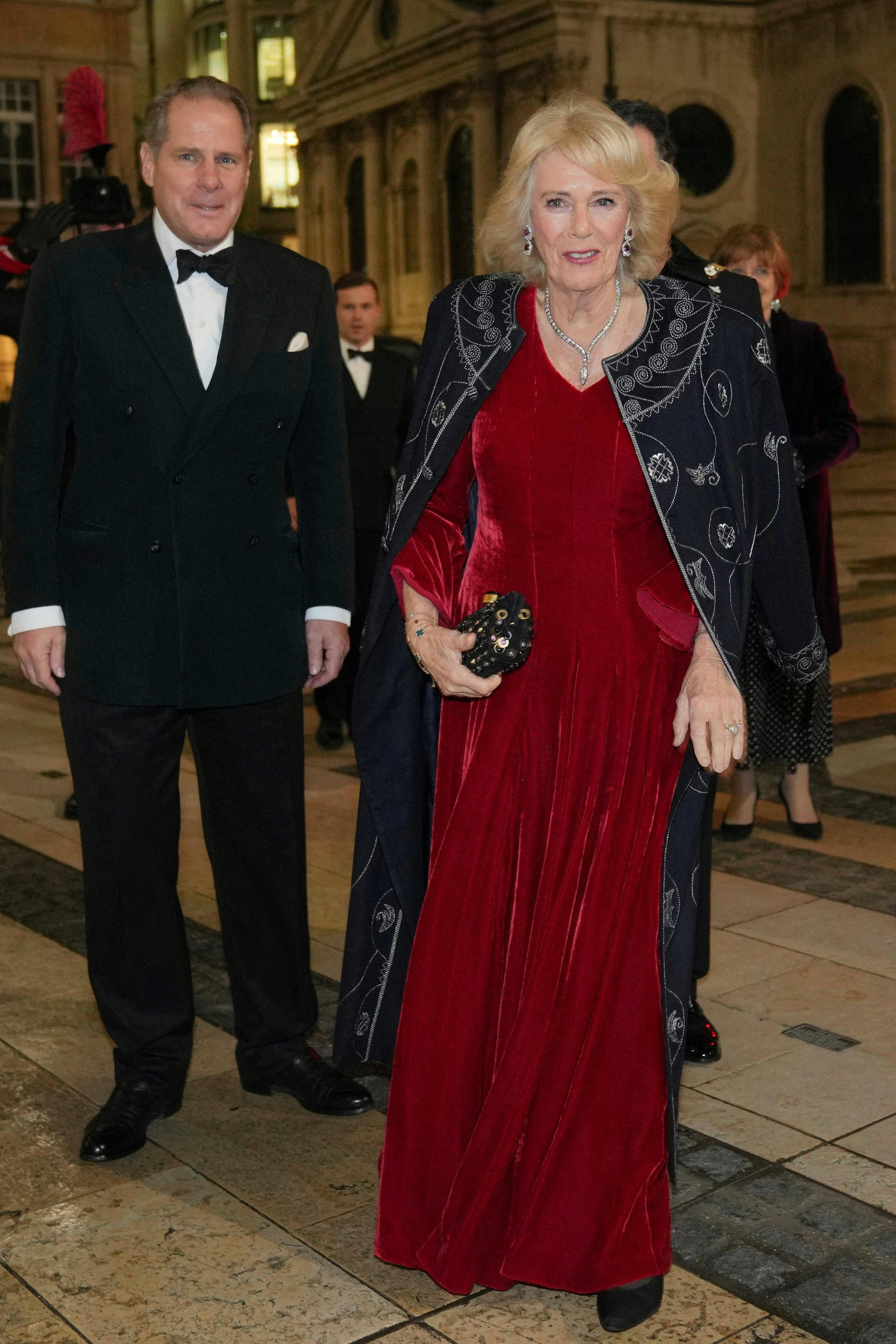 Dronning Camilla i den smukke kåbe, som kong Charles har fået i gave.