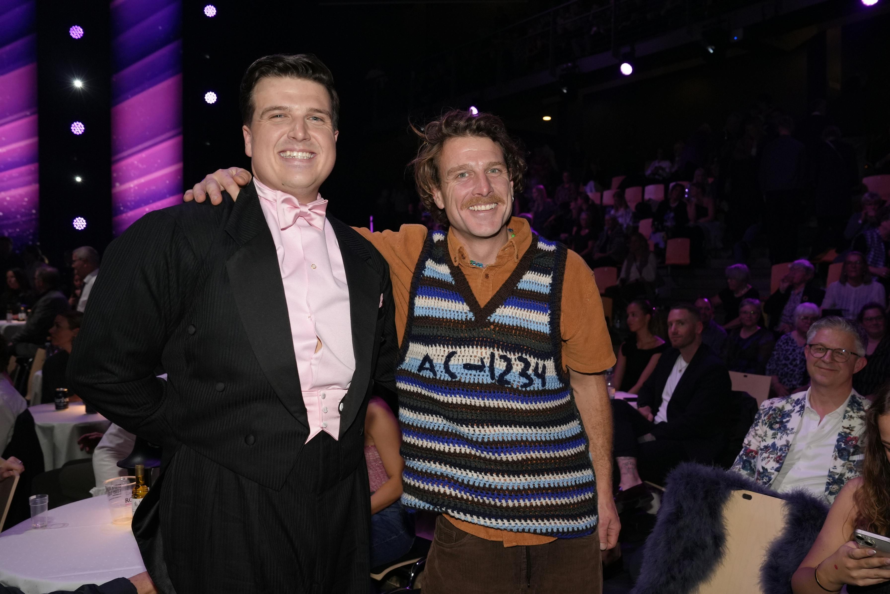 Theis havde den unikke strikvest på under hele liveshowet. 