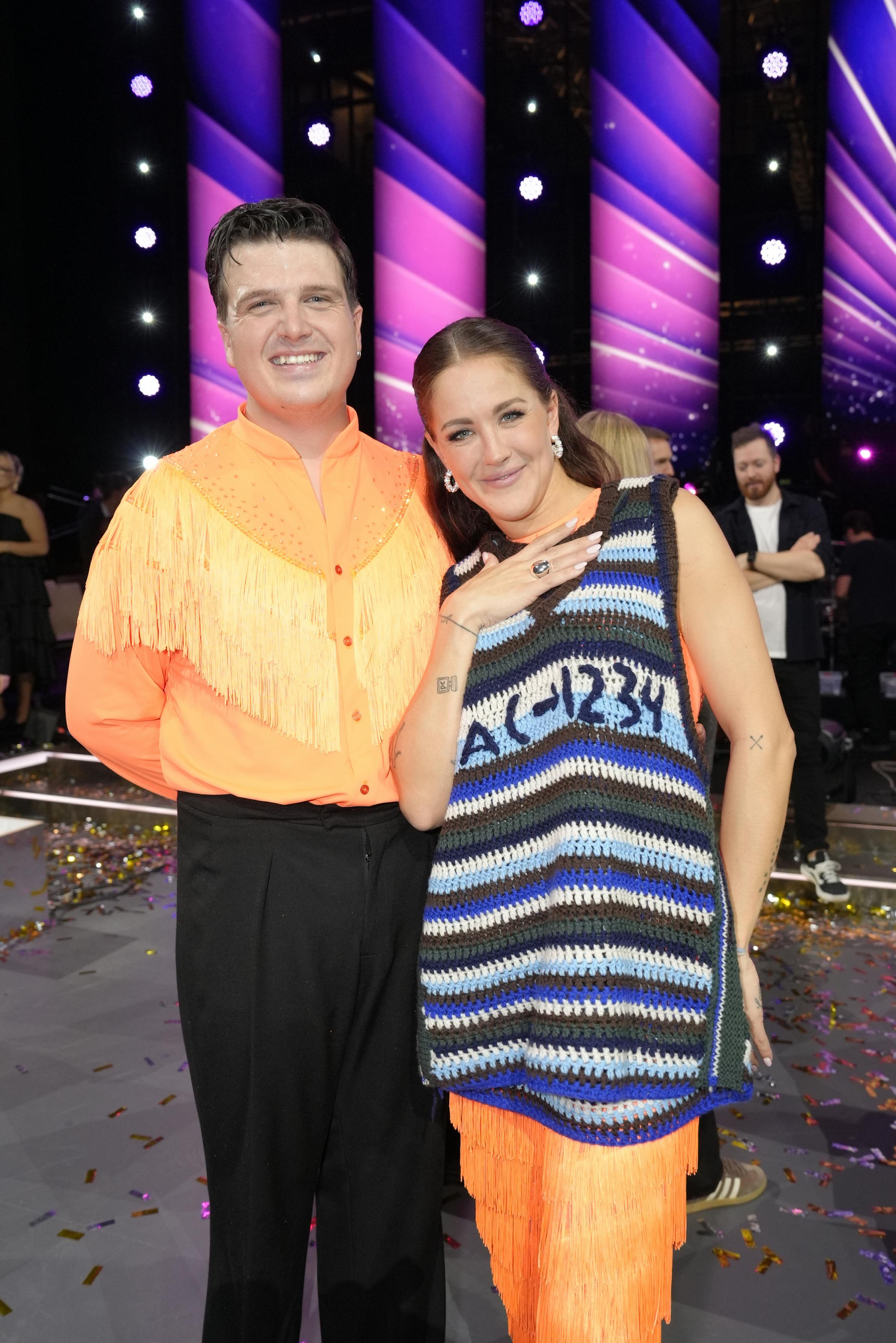 Strikvesten er heldigvis lige i Camilla Dalsgaards størrelse.