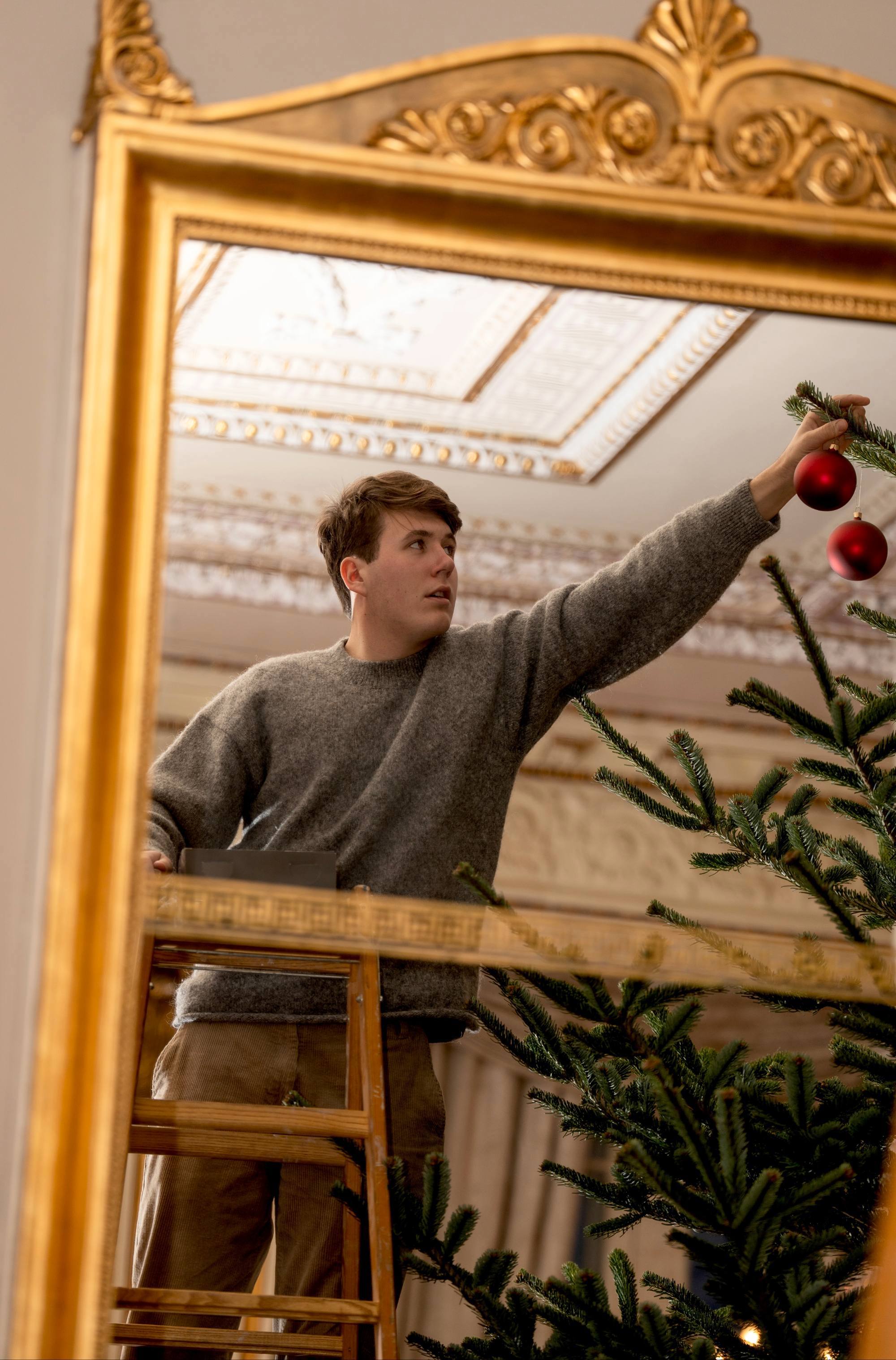 Kongefamilien pyntede årets juletræ i weekenden.