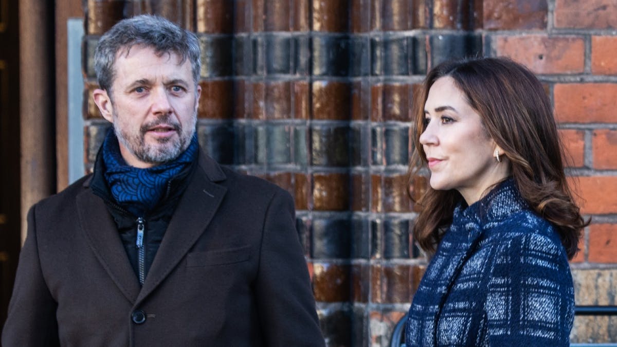 Kong Frederik og dronning Mary foran Aarhus Domkirke i julen 2021.