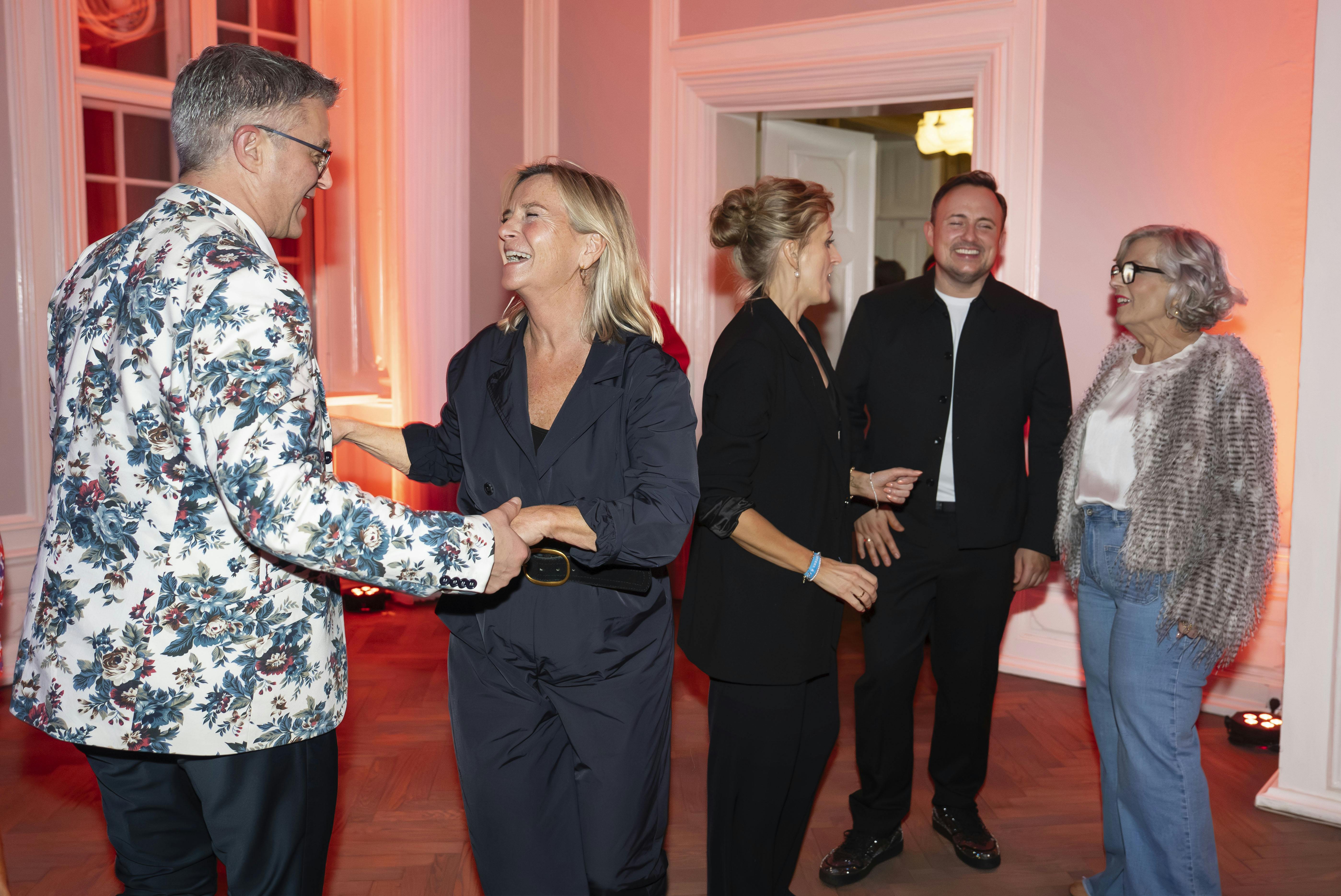 Thomas Evers Poulsen i snak med Marianne Eihilt og Lene James Mikkelsen. I forgrunden Marian Midé og Jesper Dalsgaard. 