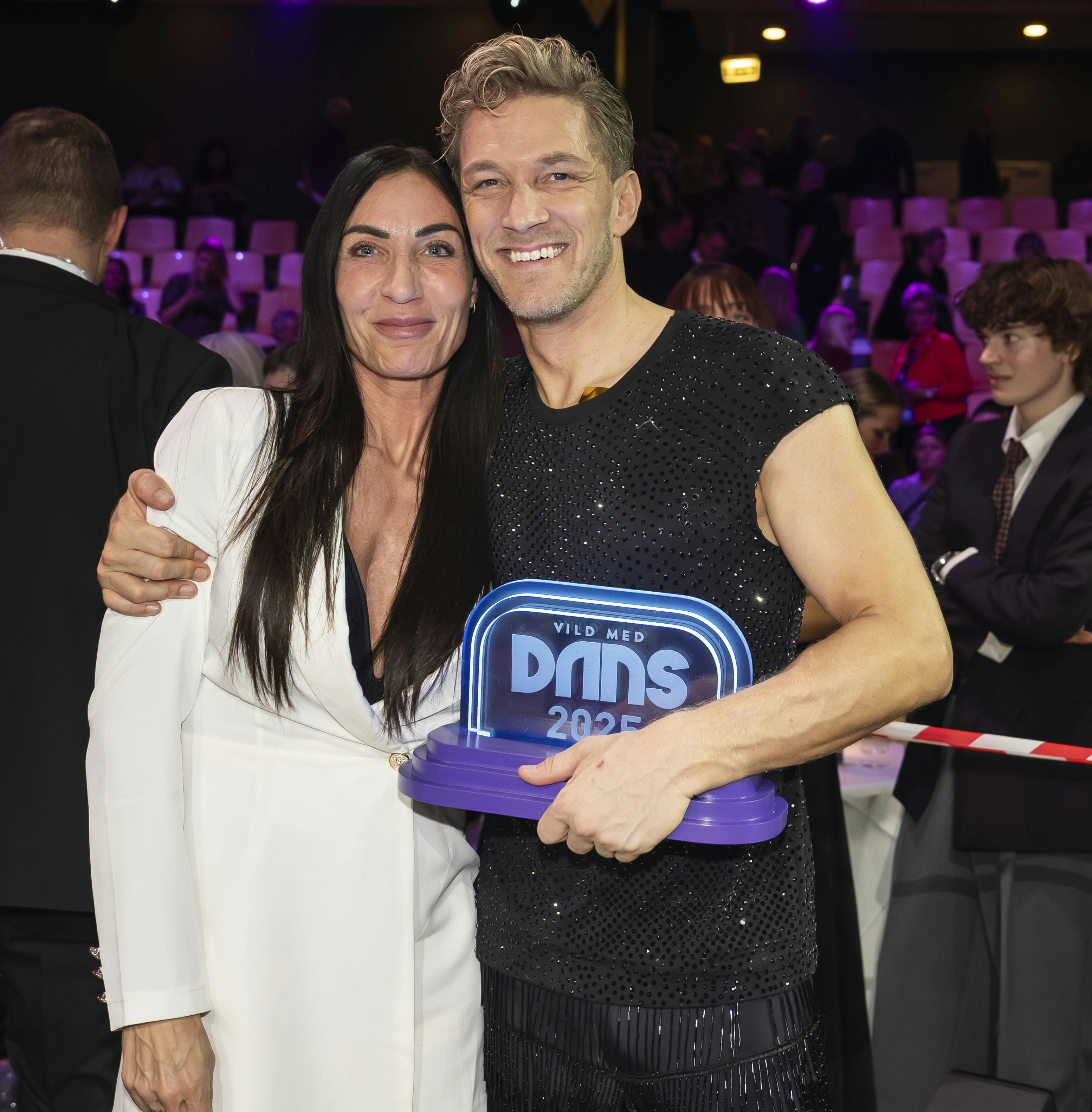 "Vild med dans"-vinderen Michael Olesen fejrede sejren med kæresten Heidi Frikke. 