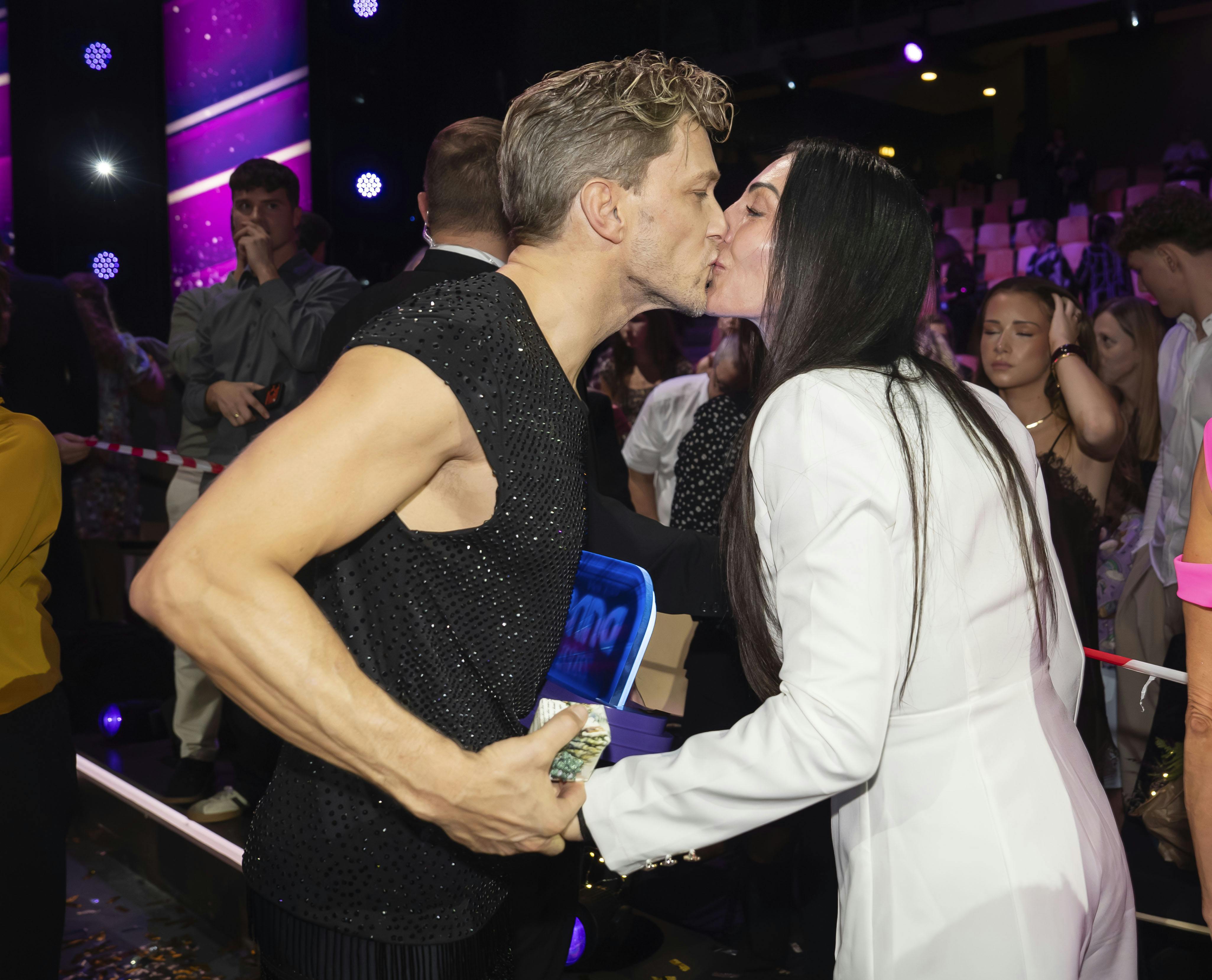 Michael Olesen gav kæresten Heidi Frikke et vinderkys efter "Vild med dans"-finalen. 