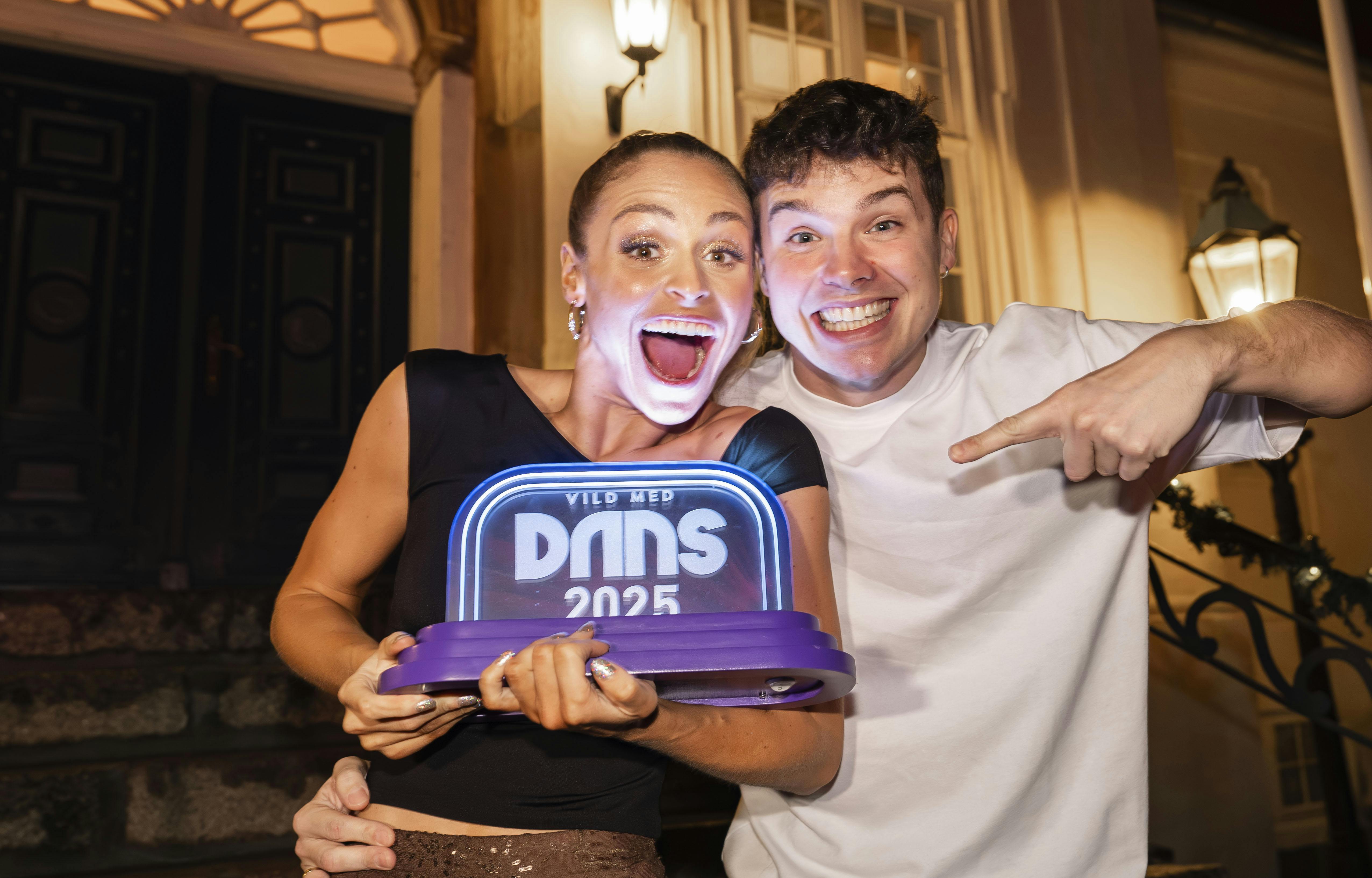 "Vild med dans"-vinderen Jasmin Lind viste trofæet frem inden efterfesten med ægtemanden Mika Schultz.