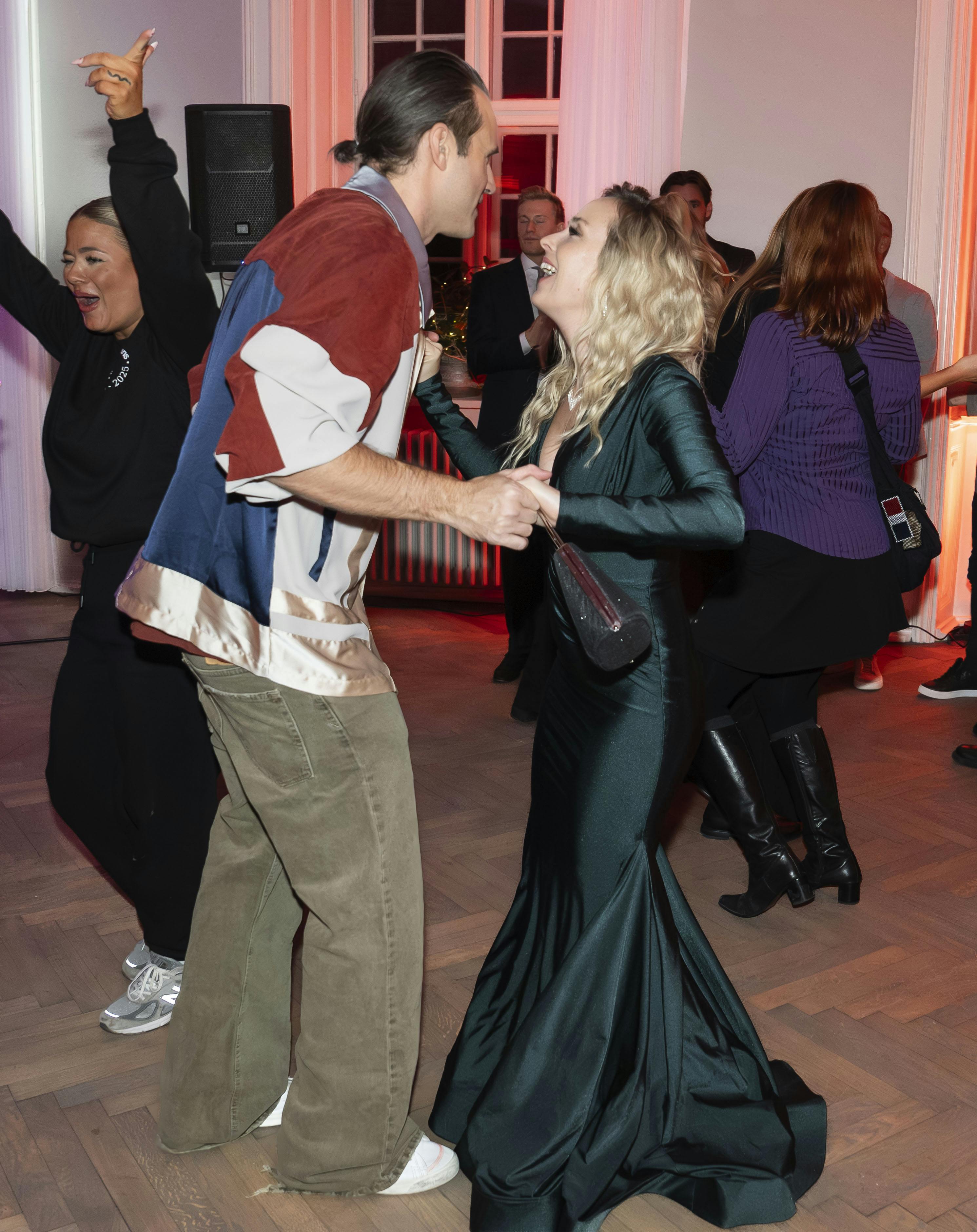 Sonny og Nika slog sig løs på dansegulvet.