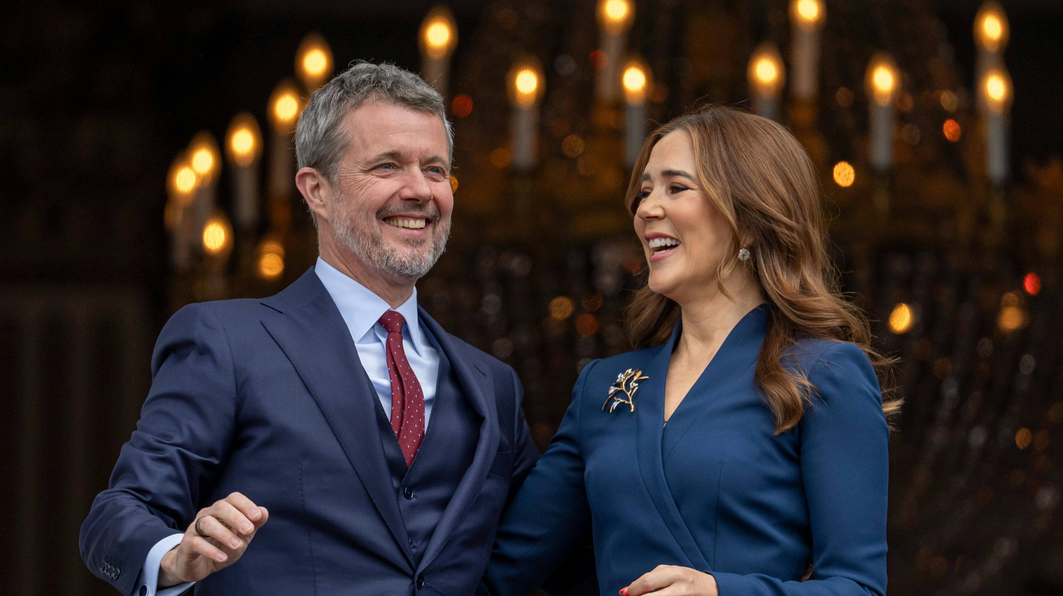 Kong Frederik og dronning Mary skal holde jul med alle børnene og dronning Margrethe på Amalienborg. 
