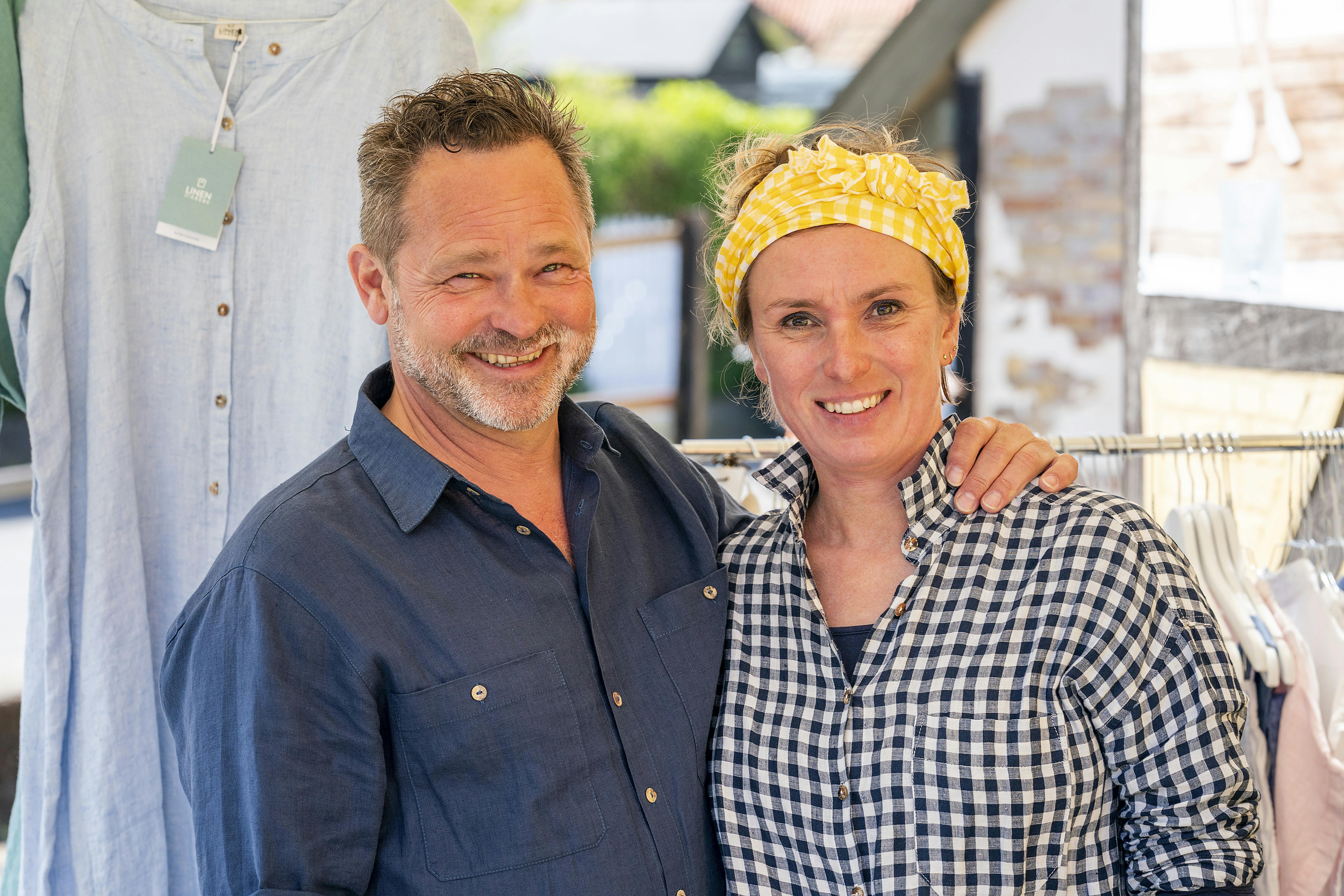 Vi har en aftale i butikken Linen by Krebs, Ærøskøbing Havn 19, 5970 Ærøskøbing med sangeren Mek Pek og hans kæreste Mette Krebs. De opholder sig i sommerhalvåret på Ærø for at passe hendes tøjbutik, som hun har arvet.