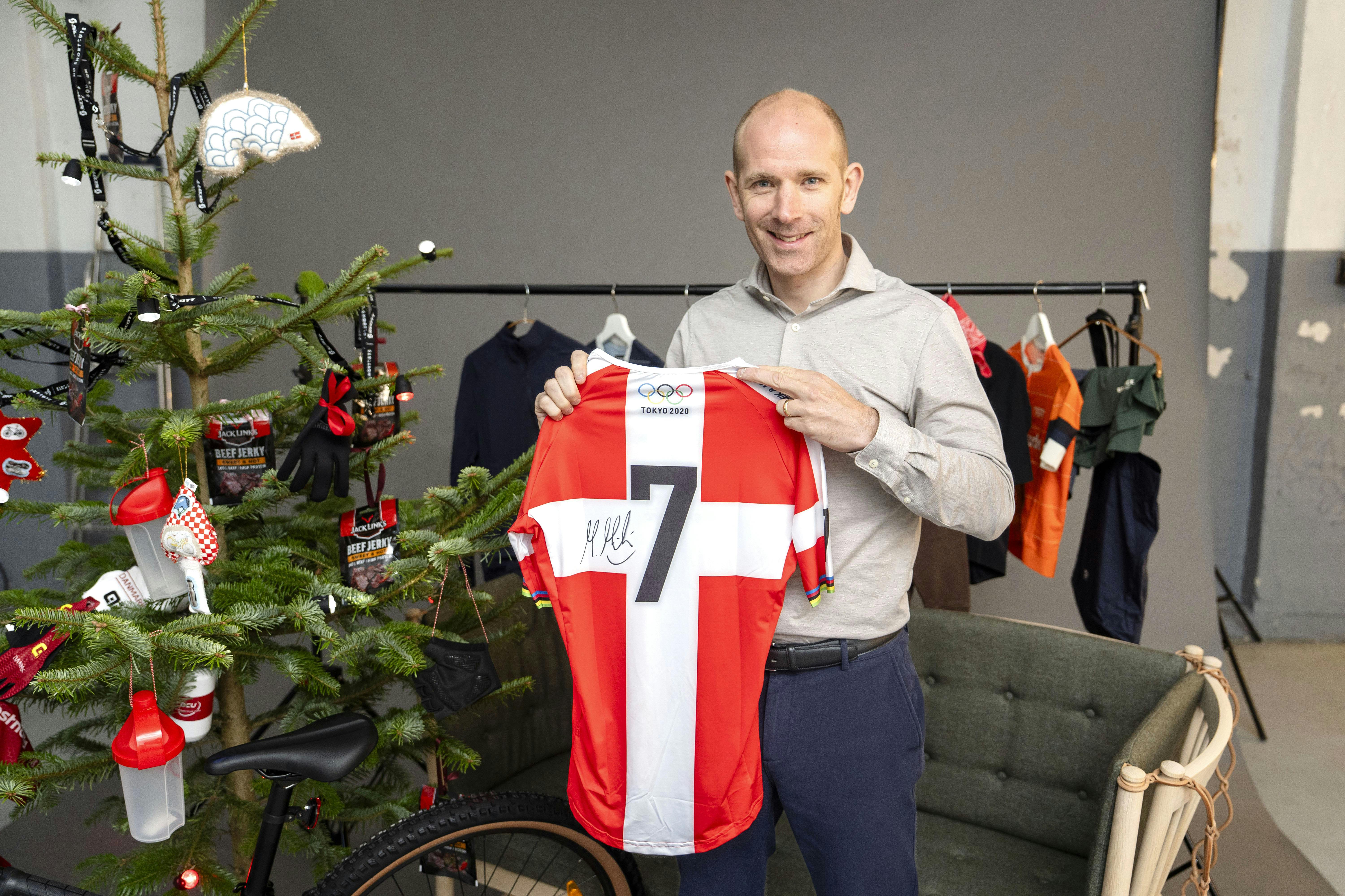 Michael Mørkøv giver trøjen fra sit sidste løb væk til fordel af Ungdommens Røde Kors.