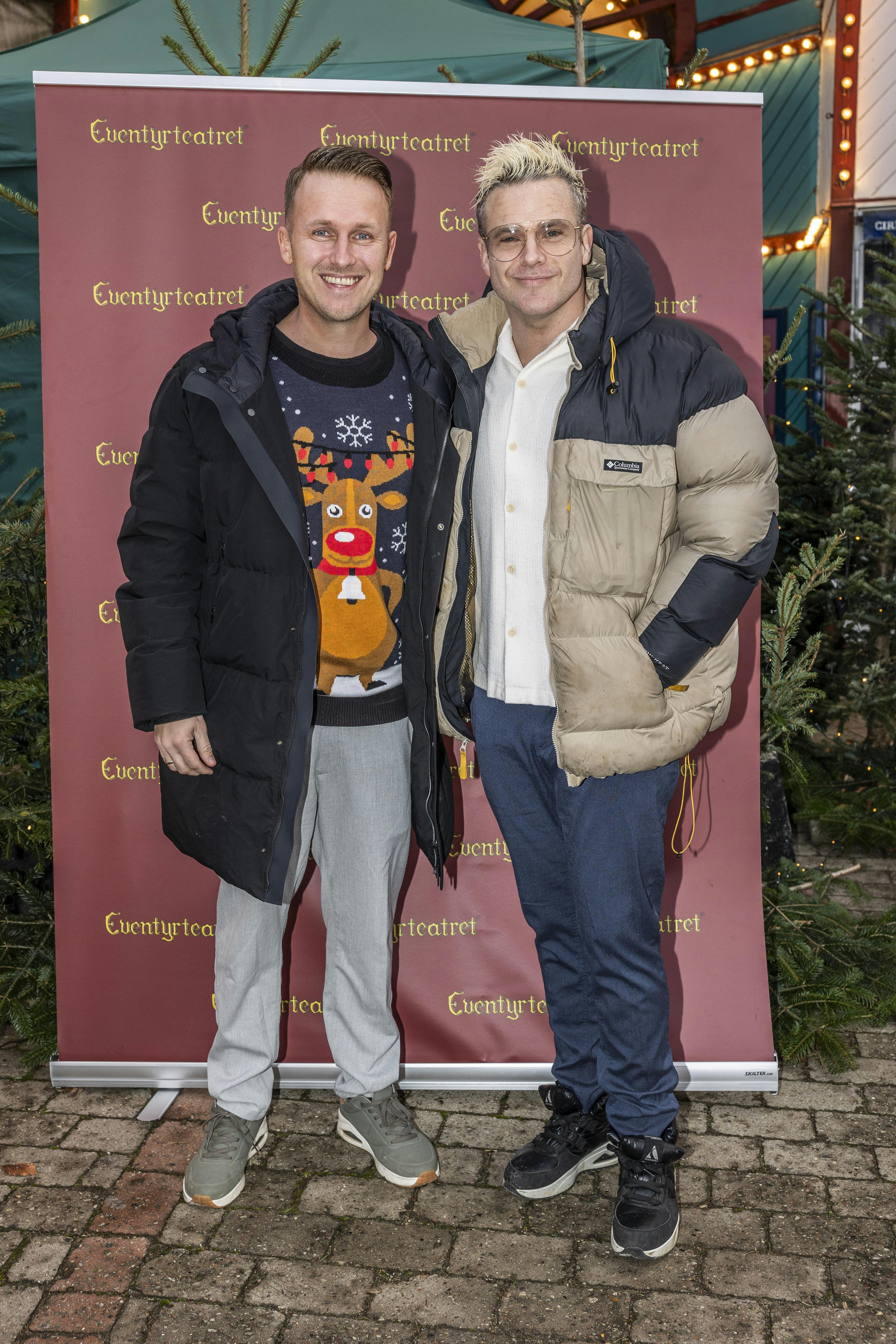 Silas Holst havde sin mand Nicolai Schwartz med til premieren på "Et juleeventyr".