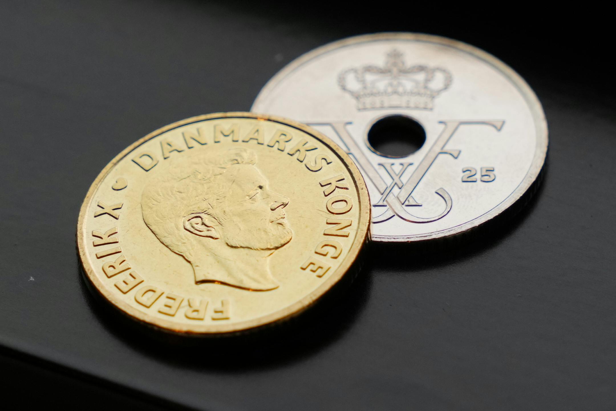 På 10- og 20-kronemønten ses på den ene side et portræt af kong Frederik og på den anden kongevåbenet. På 1-, 2- og 5-kronemønten ses hans monogram.