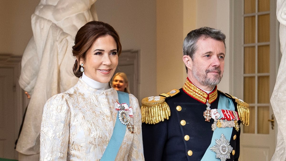 Dronning Mary og kong Frederik ankommer til nytårskur i 2025.